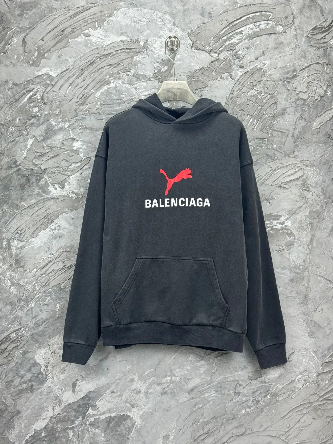🅿️350 - BALENCI*GA Paris co-branded puma series hooded long-sleeved sweatshirt. The front pattern is printed with environmentally friendly imported rubber paddles. The garment is washed and aged. The letters are clear. The effect is three-dimensional. Exclusively woven and dyed 460g fabric. Threads are dyed in the same vat with zero color difference. Brick cabinet synchronization. Welcome to compare. Same style for men and women -Color: washed black -SIZE: Xs S M L Style No. 8967#