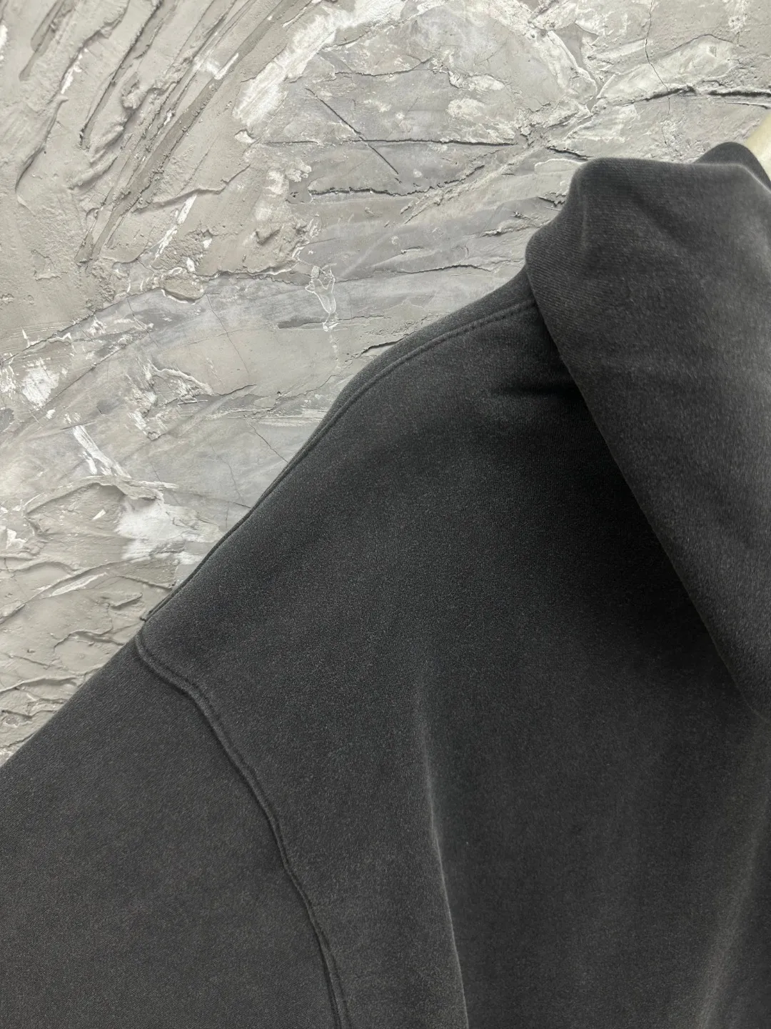 🅿️350 - BALENCI*GA Paris co-branded puma series hooded long-sleeved sweatshirt. The front pattern is printed with environmentally friendly imported rubber paddles. The garment is washed and aged. The letters are clear. The effect is three-dimensional. Exclusively woven and dyed 460g fabric. Threads are dyed in the same vat with zero color difference. Brick cabinet synchronization. Welcome to compare. Same style for men and women -Color: washed black -SIZE: Xs S M L Style No. 8967#
