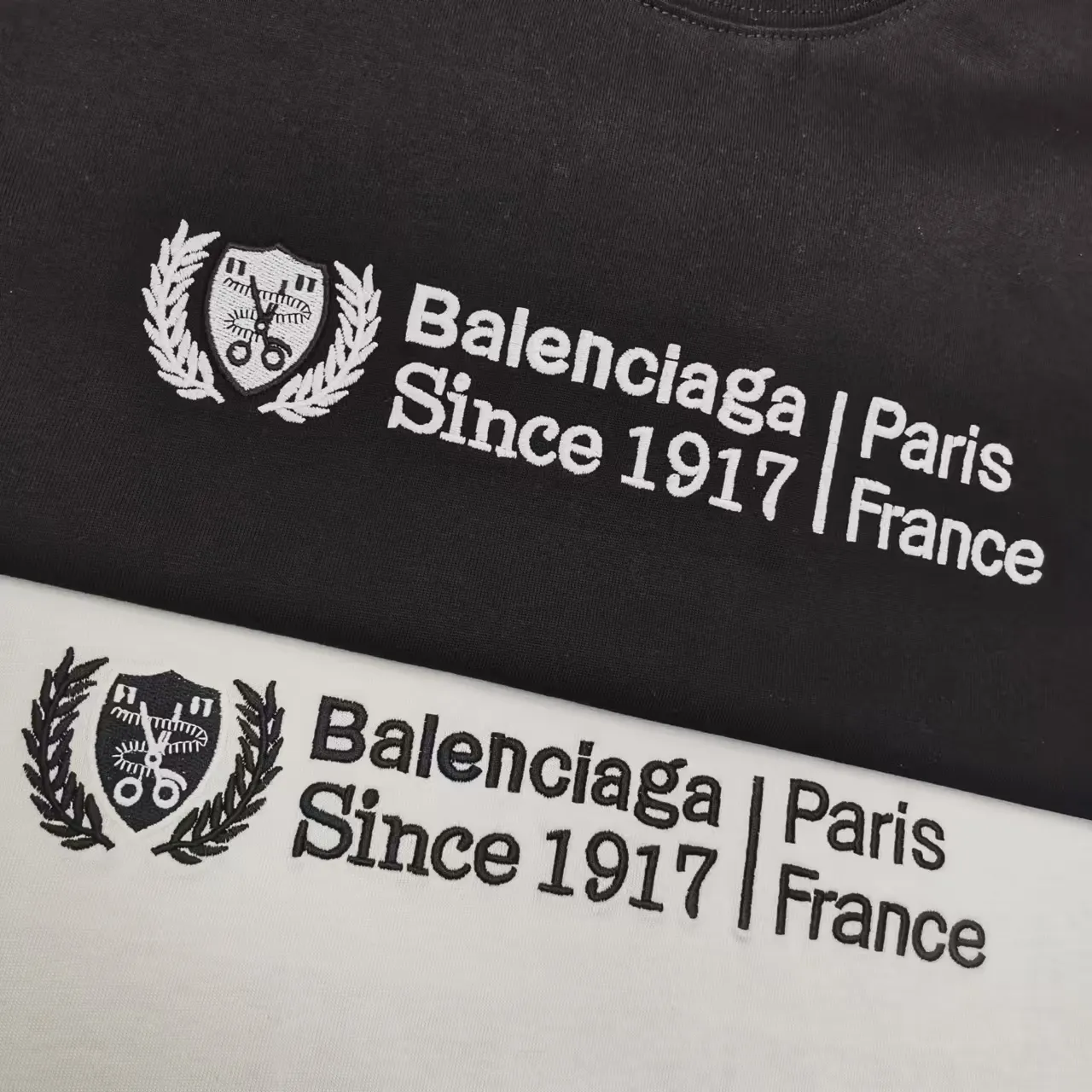 Top version BALENCIAGA/Paris. 2025 new model. The wheat ear scissors badge is embroidered on the front. The brick cabinet is synchronized. The genuine product is developed at the first time. Please print and compare! The fabric is made of Paris ZP custom-woven and dyed cotton with double yarn. Weighing 260 grams, the cloth surface is clean. The cloth pattern is clear, soft and comfortable. The threads are dyed with no color difference. The embroidery uses imported Tajima embroidery machines. The letters are clear and the effect is three-dimensional. The entire garment is worn and distressed. The version adopts OS loose shoulder design. Same style for men and women. Color: black. White. Size: XS S M L P: 290