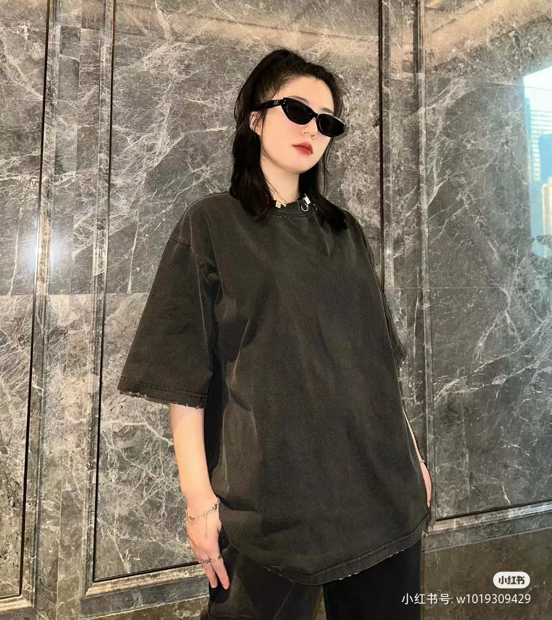 🎀Hot model pictures🎀[Launched] Top tested version Balengianga Paris 24SS new high-quality hardware mold customization short-sleeved T-shirt This year’s popular Paris model is so 🉑️The front hardware imported hardware is made of ZP material. The 1:1 restoration has a moderate thickness to the touch. The hardware uses imported hardware accessories. Front #embroidery imported Tajima high-density heavy embroidery technology. The font is three-dimensional and full. Gradient dyeing of ready-made garments, the process of frying snowflakes in the washing water of ready-made garments, heavy distressing and whitening. Hat, collar, pockets, cuffs, front and rear threads, details of holes are clearly visible. It is made of 32-count double yarn and 260-gram weight fabric. It is super comfortable. It is very comfortable and soft to wear in spring and summer, and you will not feel stuffy. It is very comfortable to wear and absorbs sweat, so it is more suitable to wear. It can be used as a base in spring and can be worn casually on the street. The color is eye-catching👍 The simple version is full of fashion and very comfortable to wear. It is well-designed and refuses to be monotonous and vulgar. It does not make ordinary styles. The modern elements and design sense are overwhelming, giving the piece of clothing a unique fashion color~ Color: White, washed black, Size: XS S M L