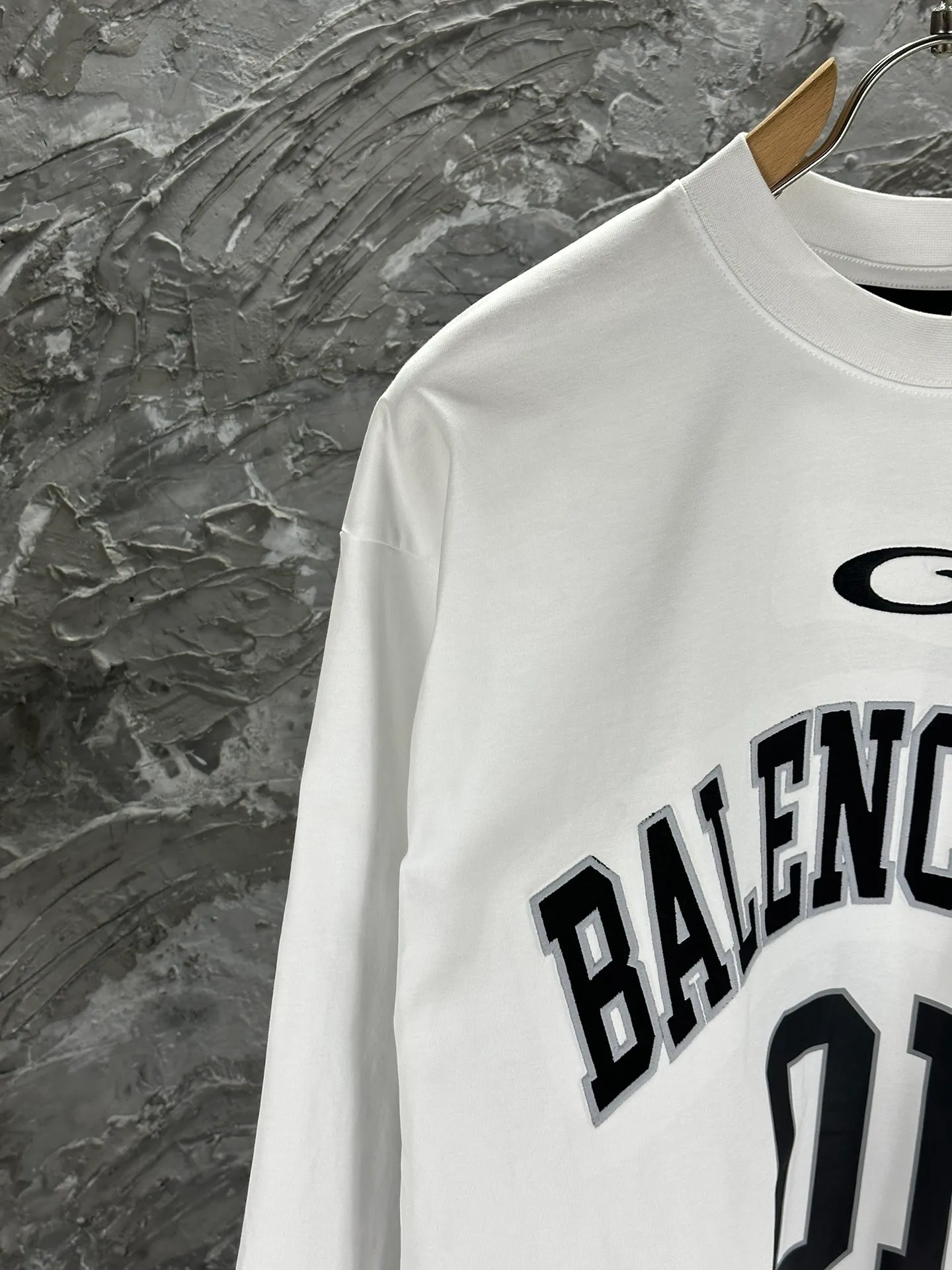 🅿️280 BALENCI*GA latest basketball jersey embroidered printed long-sleeved T-shirt. The front embroidery is embroidered and printed with Tajima computer embroidery machine, the lower left corner is embroidered and printed, and the back piece is printed. The letters are clear. The effect is three-dimensional. Exclusively pattern-woven and dyed 280g fabric. Threads are dyed in the same cylinder with zero color difference. The version adopts OS loose off-shoulder version. Welcome to compare. Same style for men and women -Color: black white purple Cailan -SIZE: Xs S M L Style No. 8536#