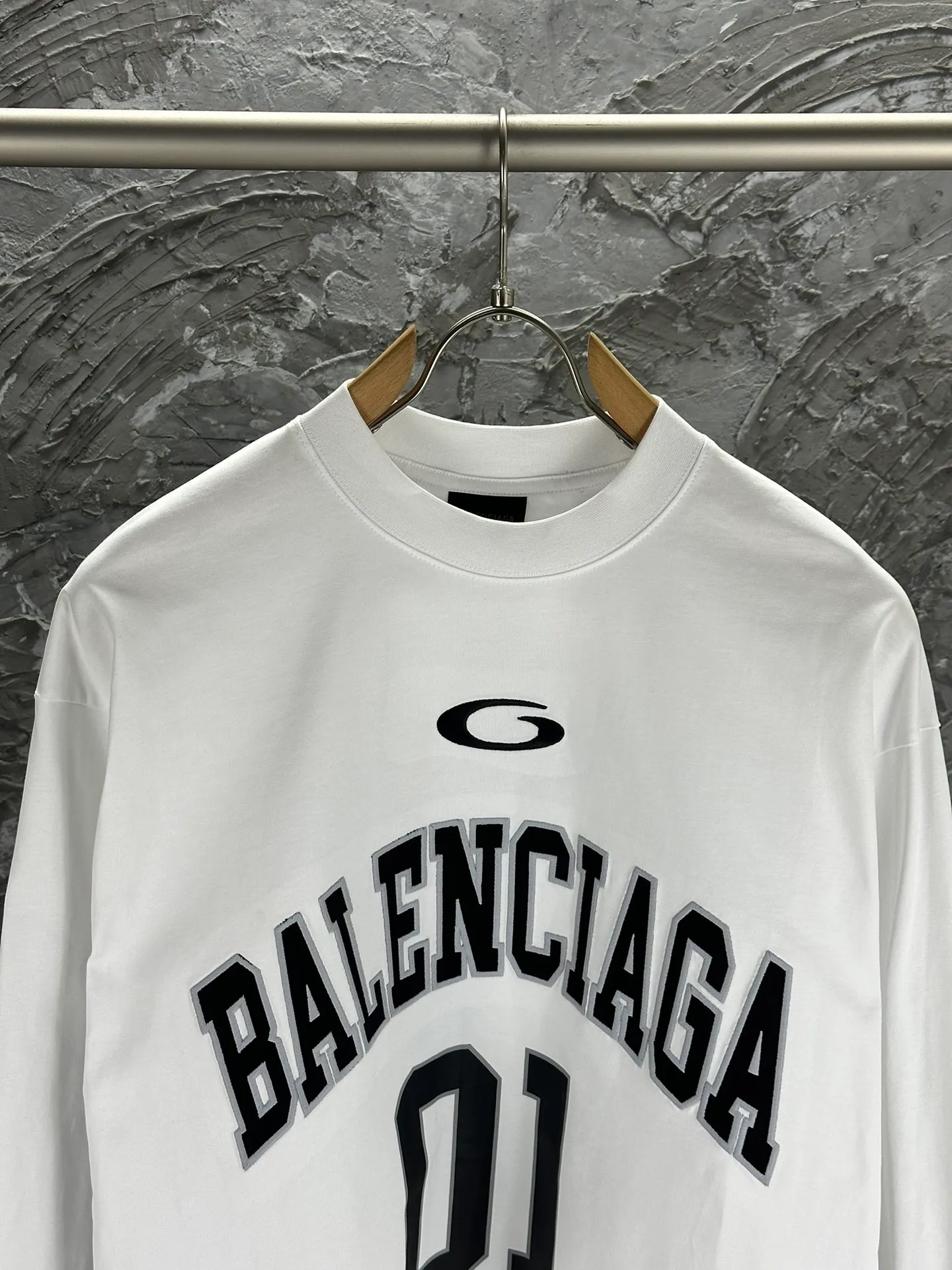 🅿️280 BALENCI*GA latest basketball jersey embroidered printed long-sleeved T-shirt. The front embroidery is embroidered and printed with Tajima computer embroidery machine, the lower left corner is embroidered and printed, and the back piece is printed. The letters are clear. The effect is three-dimensional. Exclusively pattern-woven and dyed 280g fabric. Threads are dyed in the same cylinder with zero color difference. The version adopts OS loose off-shoulder version. Welcome to compare. Same style for men and women -Color: black white purple Cailan -SIZE: Xs S M L Style No. 8536#
