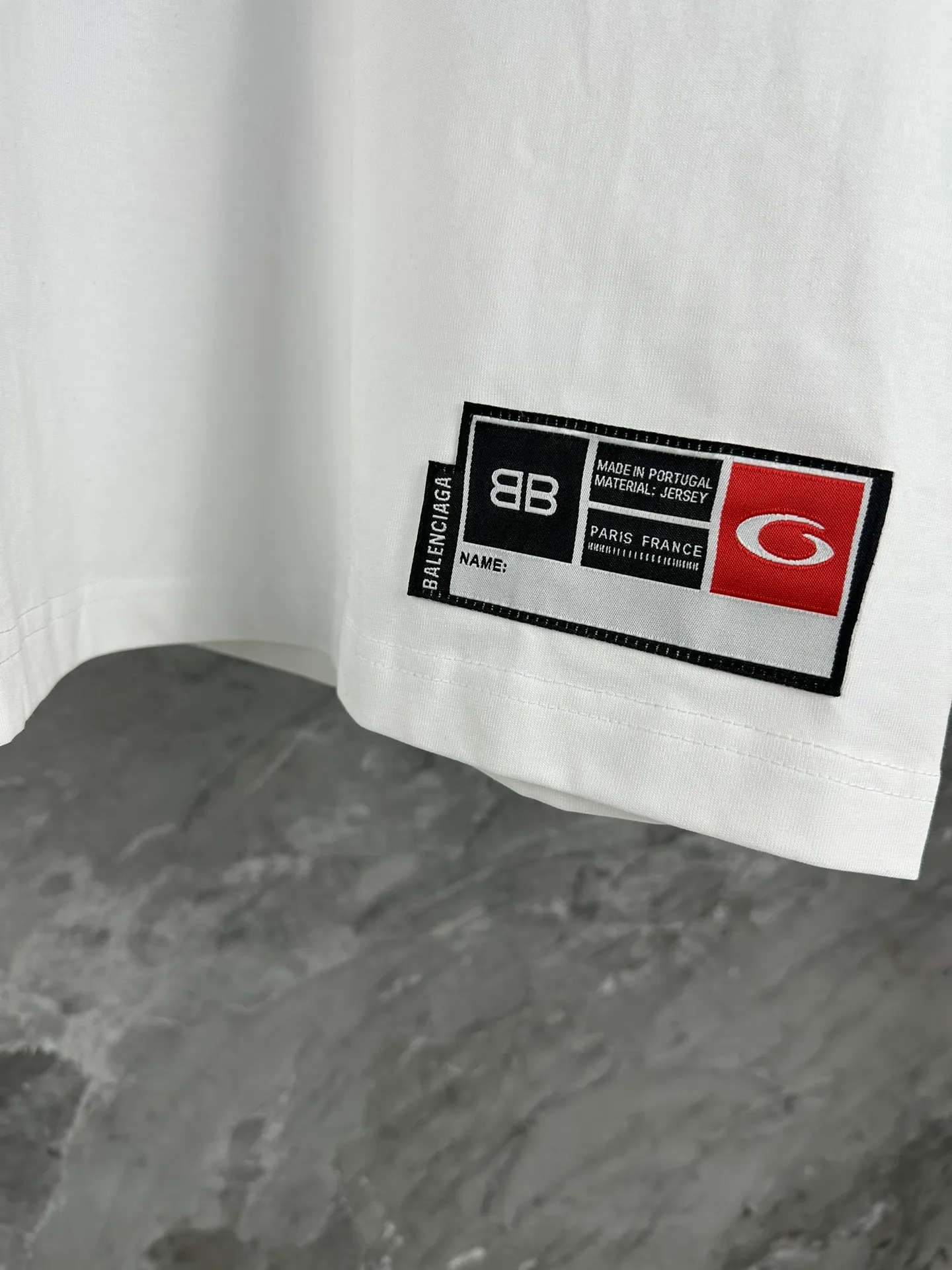 🅿️280 BALENCI*GA latest basketball jersey embroidered printed long-sleeved T-shirt. The front embroidery is embroidered and printed with Tajima computer embroidery machine, the lower left corner is embroidered and printed, and the back piece is printed. The letters are clear. The effect is three-dimensional. Exclusively pattern-woven and dyed 280g fabric. Threads are dyed in the same cylinder with zero color difference. The version adopts OS loose off-shoulder version. Welcome to compare. Same style for men and women -Color: black white purple Cailan -SIZE: Xs S M L Style No. 8536#