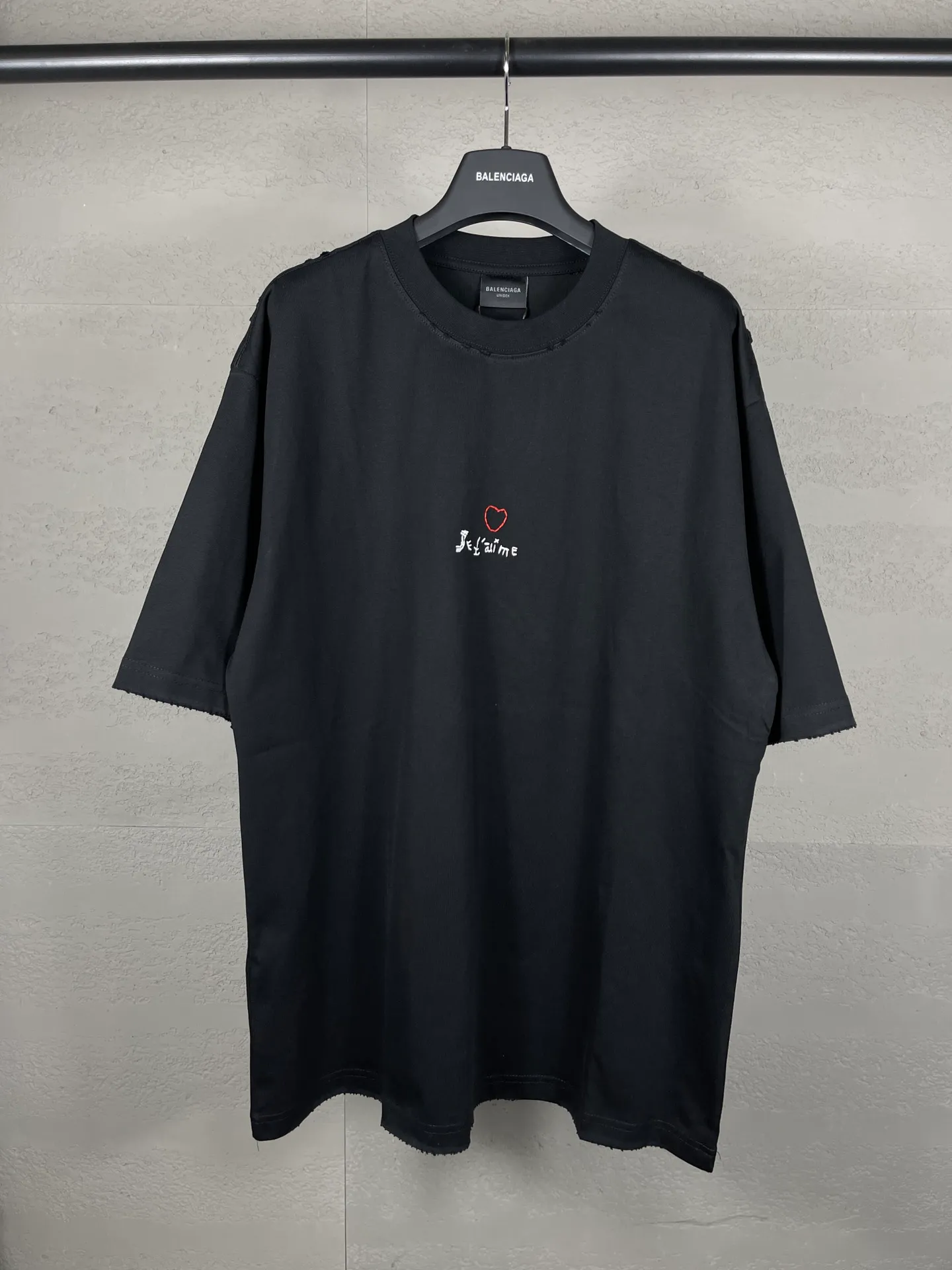 🅿️170 real photos [Top version. Official website quality] BALENCI*GA/Paris BALENCI*GA#Valentine's Day. The latest Chinese Valentine's Day limited edition, love embroidered washed and distressed short-sleeved T-shirt brick cabinet synchronization. The fabric is made of Paris ZP custom-woven and dyed cotton double yarn. The weight is 260 grams. The cloth surface is clean. The cloth pattern is clear. Soft and comfortable. Good color fastness. Not easy to change color. The threads are woven and dyed with no color difference. The front and back embroidery is embroidered with an embroidery machine imported from Tajima. The effect is three-dimensional and the garment is distressed. The version adopts OS loose shoulder design. Same style for men and women. Code: BL233306 Color: black. White, red Size: XS to L