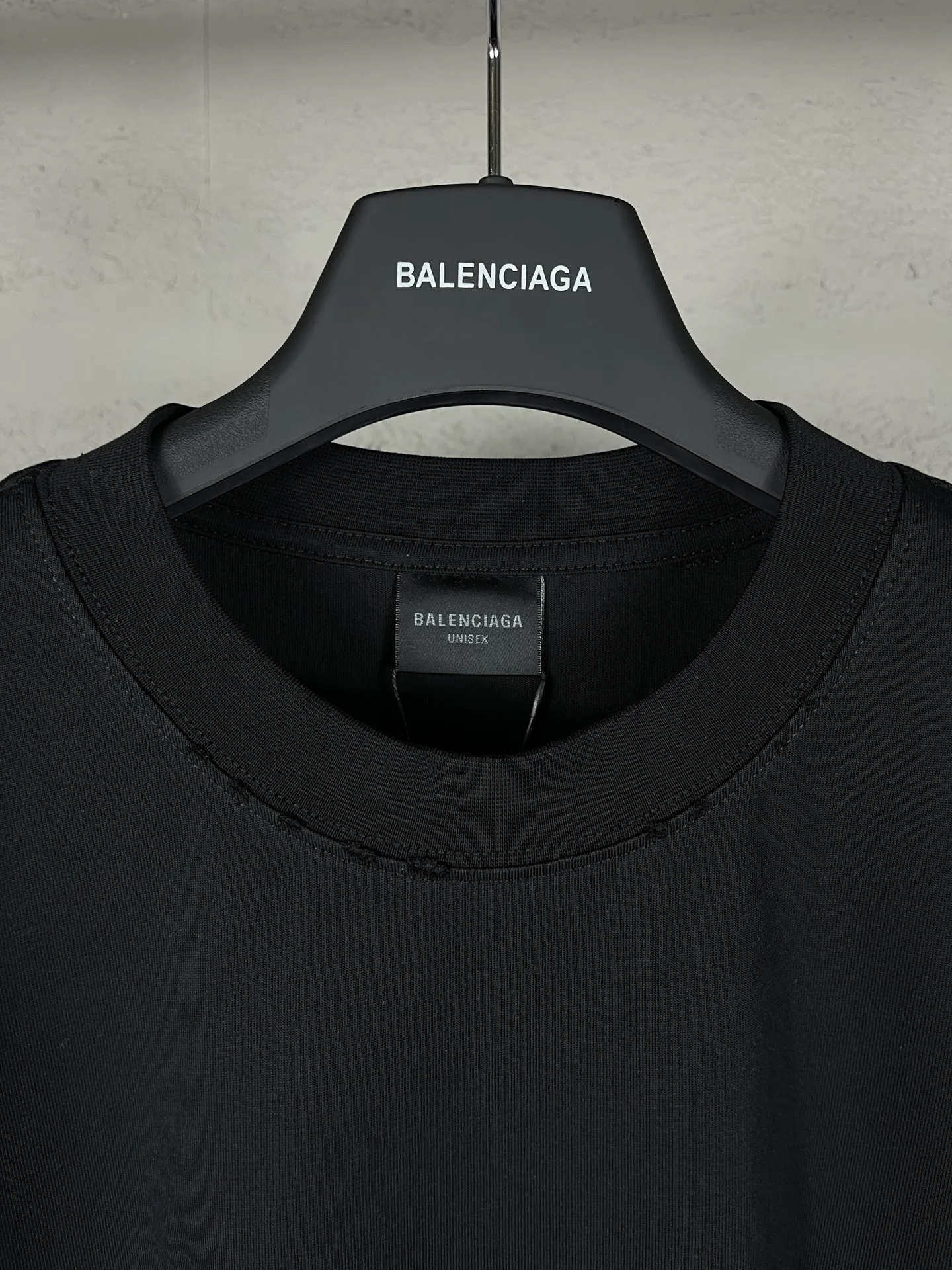 🅿️170 real photos [Top version. Official website quality] BALENCI*GA/Paris BALENCI*GA#Valentine's Day. The latest Chinese Valentine's Day limited edition, love embroidered washed and distressed short-sleeved T-shirt brick cabinet synchronization. The fabric is made of Paris ZP custom-woven and dyed cotton double yarn. The weight is 260 grams. The cloth surface is clean. The cloth pattern is clear. Soft and comfortable. Good color fastness. Not easy to change color. The threads are woven and dyed with no color difference. The front and back embroidery is embroidered with an embroidery machine imported from Tajima. The effect is three-dimensional and the garment is distressed. The version adopts OS loose shoulder design. Same style for men and women. Code: BL233306 Color: black. White, red Size: XS to L