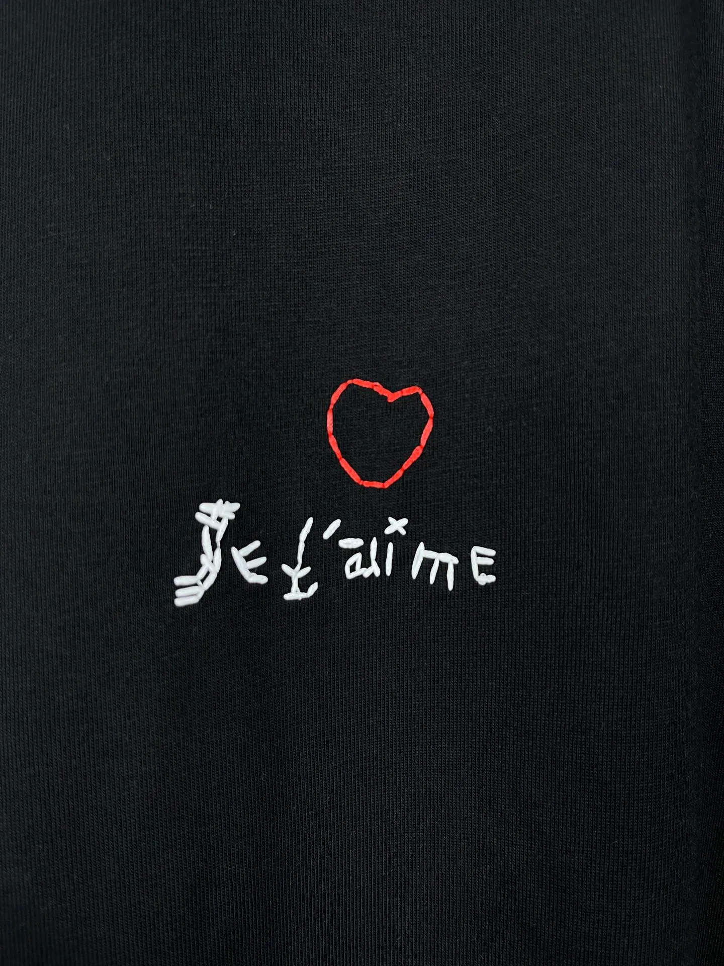 🅿️170 real photos [Top version. Official website quality] BALENCI*GA/Paris BALENCI*GA#Valentine's Day. The latest Chinese Valentine's Day limited edition, love embroidered washed and distressed short-sleeved T-shirt brick cabinet synchronization. The fabric is made of Paris ZP custom-woven and dyed cotton double yarn. The weight is 260 grams. The cloth surface is clean. The cloth pattern is clear. Soft and comfortable. Good color fastness. Not easy to change color. The threads are woven and dyed with no color difference. The front and back embroidery is embroidered with an embroidery machine imported from Tajima. The effect is three-dimensional and the garment is distressed. The version adopts OS loose shoulder design. Same style for men and women. Code: BL233306 Color: black. White, red Size: XS to L