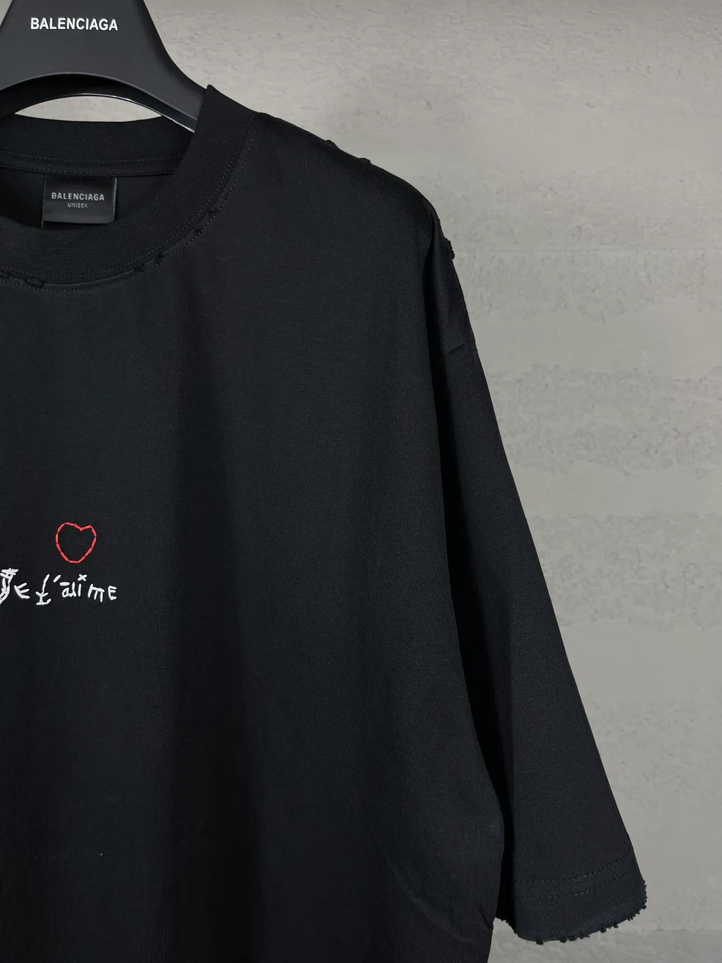 🅿️170 real photos [Top version. Official website quality] BALENCI*GA/Paris BALENCI*GA#Valentine's Day. The latest Chinese Valentine's Day limited edition, love embroidered washed and distressed short-sleeved T-shirt brick cabinet synchronization. The fabric is made of Paris ZP custom-woven and dyed cotton double yarn. The weight is 260 grams. The cloth surface is clean. The cloth pattern is clear. Soft and comfortable. Good color fastness. Not easy to change color. The threads are woven and dyed with no color difference. The front and back embroidery is embroidered with an embroidery machine imported from Tajima. The effect is three-dimensional and the garment is distressed. The version adopts OS loose shoulder design. Same style for men and women. Code: BL233306 Color: black. White, red Size: XS to L