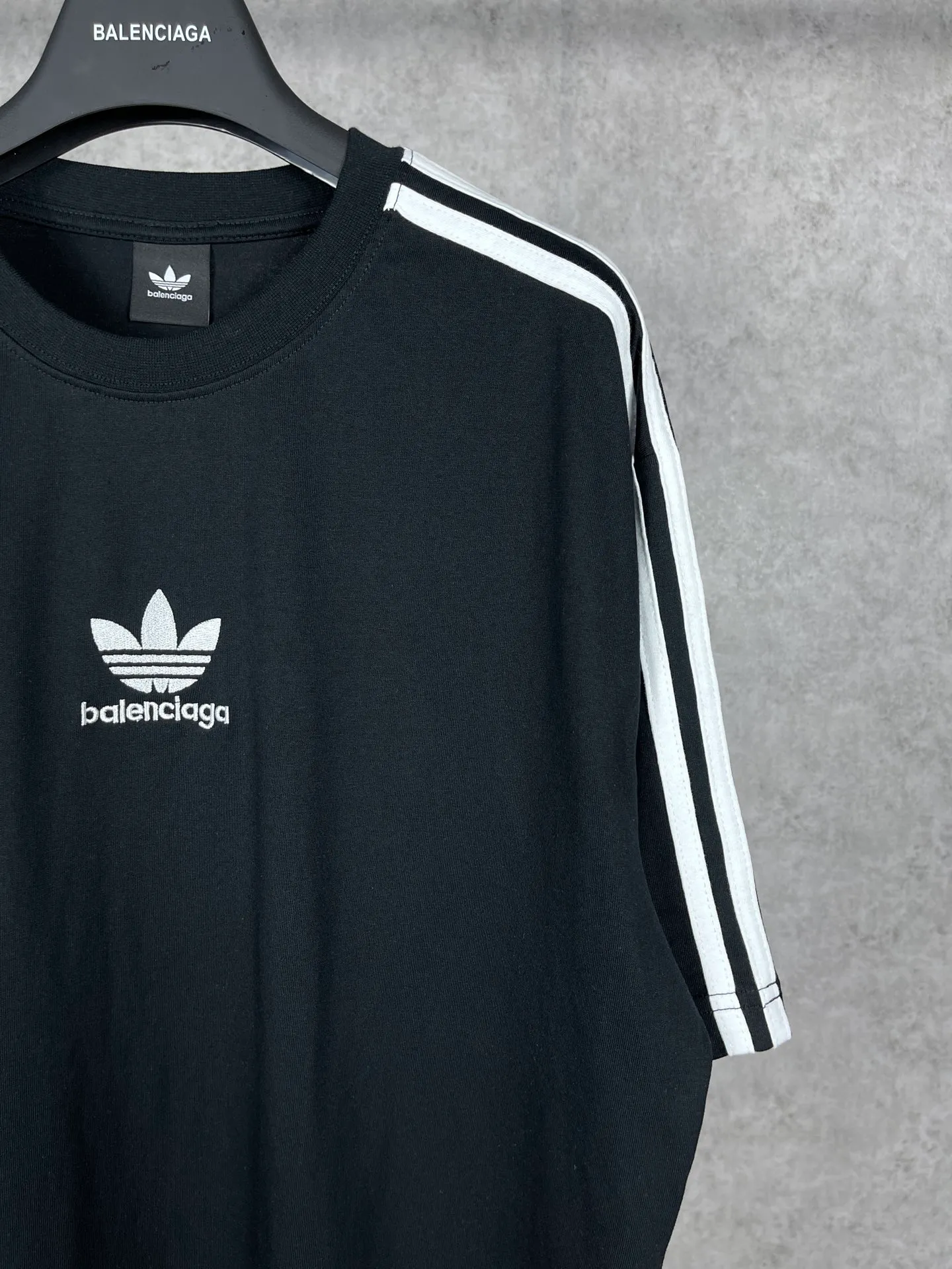 🅿️186 Real photos [Top version. Official website quality] BALENCI*GA/Paris co-branded Adidas three-leaf clover three-stripe LOGO embroidered short-sleeved T-shirt# The fabric is made of Paris ZP custom-woven and dyed cotton double yarn. Weighing 260 grams, the cloth surface is clean. The cloth pattern is clear, soft and comfortable. The threads are dyed with no color difference. The classic pattern embroidery uses imported embroidery, and the letters are clear, three-dimensional and without rough edges. Jubie market produces pictures based on pictures. Welcome to compare. The version adopts OS loose shoulder design. Same style for men and women. Coding: BL223018 Color: black, white, blue, pink, red, royal blue Size: XS to L