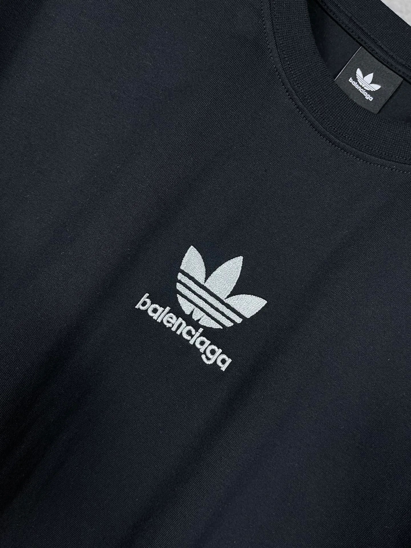🅿️186 Real photos [Top version. Official website quality] BALENCI*GA/Paris co-branded Adidas three-leaf clover three-stripe LOGO embroidered short-sleeved T-shirt# The fabric is made of Paris ZP custom-woven and dyed cotton double yarn. Weighing 260 grams, the cloth surface is clean. The cloth pattern is clear, soft and comfortable. The threads are dyed with no color difference. The classic pattern embroidery uses imported embroidery, and the letters are clear, three-dimensional and without rough edges. Jubie market produces pictures based on pictures. Welcome to compare. The version adopts OS loose shoulder design. Same style for men and women. Coding: BL223018 Color: black, white, blue, pink, red, royal blue Size: XS to L