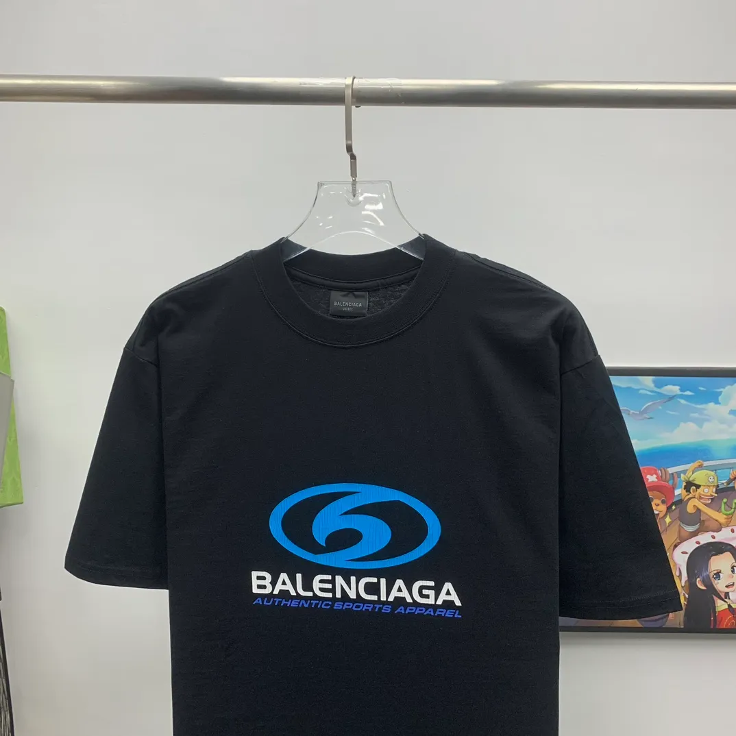Top tested version 𝐁A𝐋EN𝐂IA𝐆A/Balenciaga Wave T-shirt Fabric: Double yarn 32 counts 240g - Counter synchronization #The highest version on the market The original development of custom-woven fabrics is washed and treated. Full of thickness. The texture is different from market products. Highly restored #Original molding. Printed using an imported oval crack machine. Each print is aligned neatly without burrs. The front and rear platens are hand-printed. Precision mesh production stencils. Imported environmentally friendly slurry scraper, letters are clearly restored, letter spacing, size is consistent with the original version, highly restored to 24ss, best-selling model on the market, same style for men and women size: xs s m l color: black white P: 290