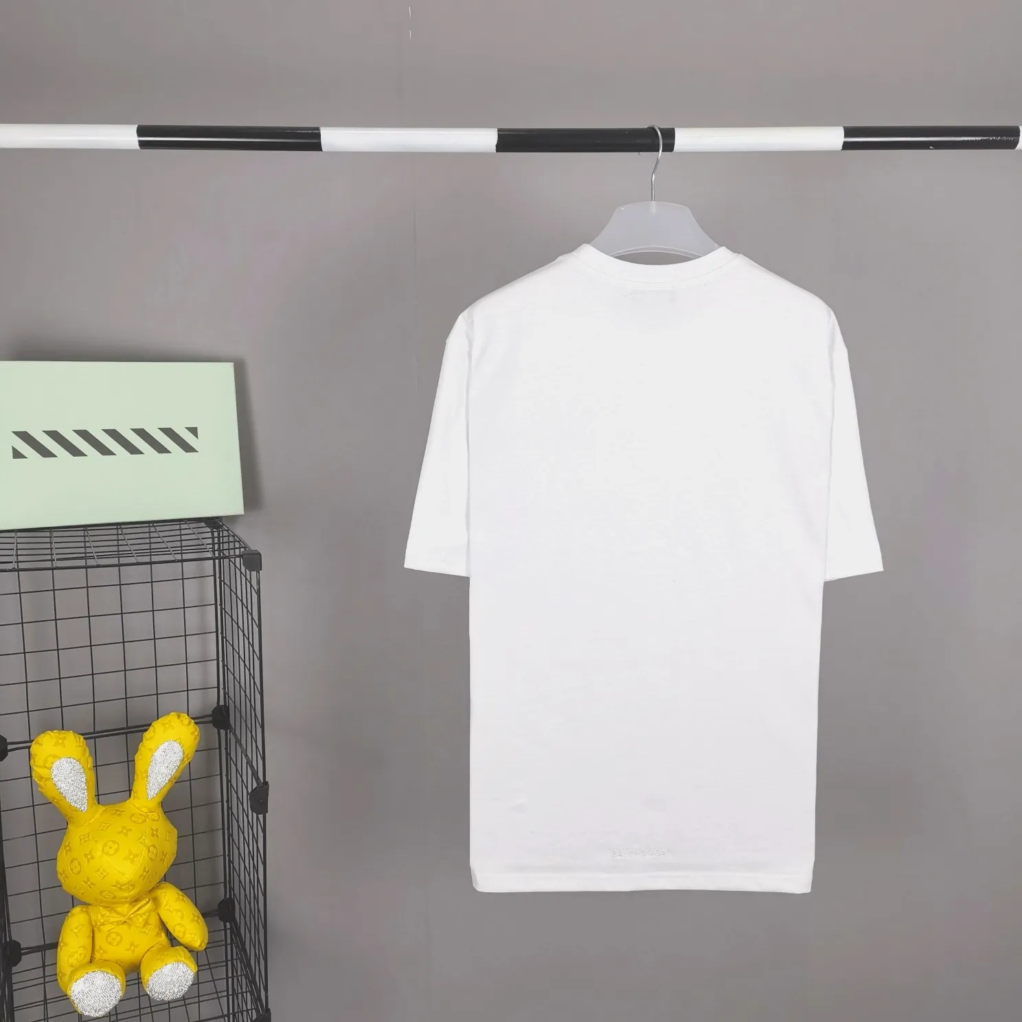 The new top-notch proven version, Balenciaga BALENCIAGA The Simpsons cartoon pattern burst pattern pure cotton loose loose short-sleeved T-shirt for men and women couples, the process uses Kangli printing cracking effect. The front panel printing glue bursting effect uses imported transparent slurry to scrape the bottom to make the printing bursting feel uniform. (PS: If this process is missing, the printing will easily fall off in large areas after cracking.) The embroidery at the hem uses a Tajima embroidery machine imported from Japan, which makes the size and spacing of the letters even, and the hollows of the letters will not be filled. Precise craftsmanship, full of details. The fabric is made of 24S 260g double yarn cotton fabric, brand new, washed, and labeled. Genuine products are consistent and synchronized, and coded authentic products are consistent and synchronized. Top tested version, accurate and flawless.  Color: Black White Yellow Blue Size: XS-L P:260