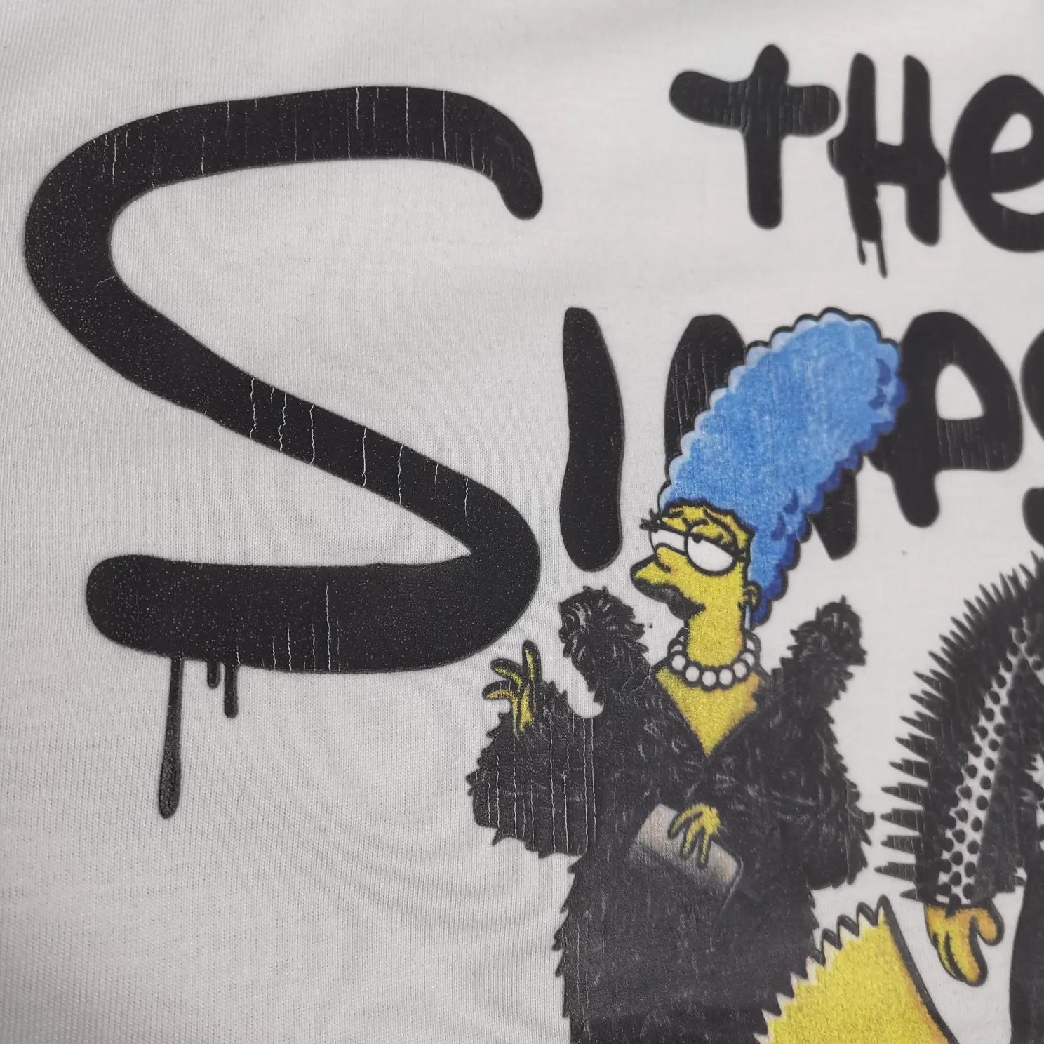 The new top-notch proven version, Balenciaga BALENCIAGA The Simpsons cartoon pattern burst pattern pure cotton loose loose short-sleeved T-shirt for men and women couples, the process uses Kangli printing cracking effect. The front panel printing glue bursting effect uses imported transparent slurry to scrape the bottom to make the printing bursting feel uniform. (PS: If this process is missing, the printing will easily fall off in large areas after cracking.) The embroidery at the hem uses a Tajima embroidery machine imported from Japan, which makes the size and spacing of the letters even, and the hollows of the letters will not be filled. Precise craftsmanship, full of details. The fabric is made of 24S 260g double yarn cotton fabric, brand new, washed, and labeled. Genuine products are consistent and synchronized, and coded authentic products are consistent and synchronized. Top tested version, accurate and flawless.  Color: Black White Yellow Blue Size: XS-L P:260
