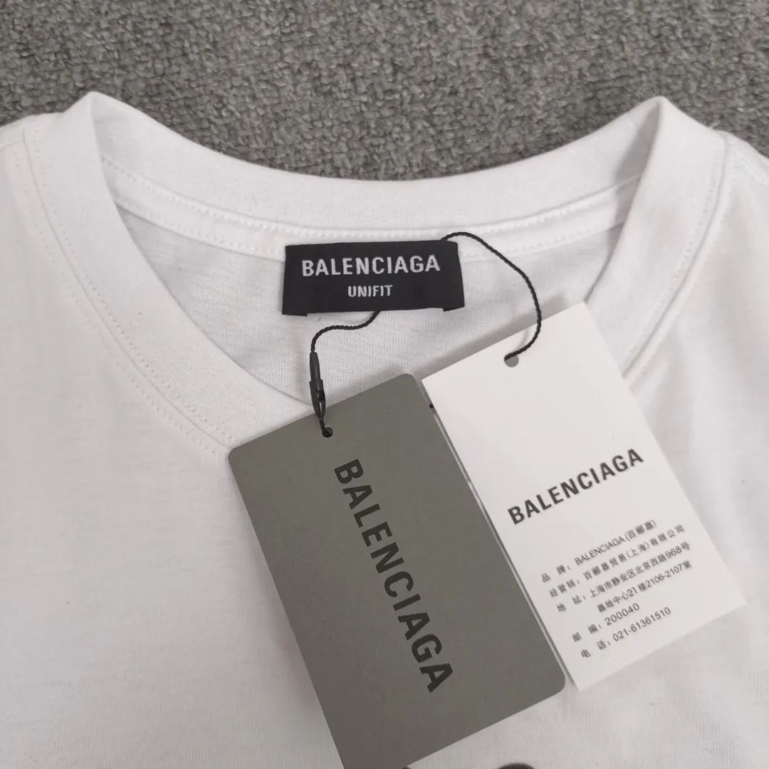 The new top-notch proven version, Balenciaga BALENCIAGA The Simpsons cartoon pattern burst pattern pure cotton loose loose short-sleeved T-shirt for men and women couples, the process uses Kangli printing cracking effect. The front panel printing glue bursting effect uses imported transparent slurry to scrape the bottom to make the printing bursting feel uniform. (PS: If this process is missing, the printing will easily fall off in large areas after cracking.) The embroidery at the hem uses a Tajima embroidery machine imported from Japan, which makes the size and spacing of the letters even, and the hollows of the letters will not be filled. Precise craftsmanship, full of details. The fabric is made of 24S 260g double yarn cotton fabric, brand new, washed, and labeled. Genuine products are consistent and synchronized, and coded authentic products are consistent and synchronized. Top tested version, accurate and flawless.  Color: Black White Yellow Blue Size: XS-L P:260