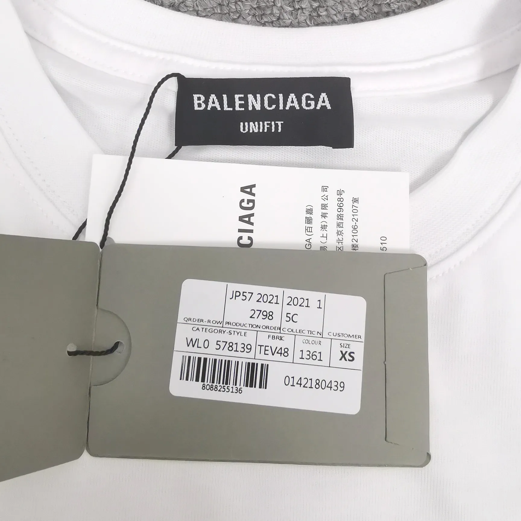The new top-notch proven version, Balenciaga BALENCIAGA The Simpsons cartoon pattern burst pattern pure cotton loose loose short-sleeved T-shirt for men and women couples, the process uses Kangli printing cracking effect. The front panel printing glue bursting effect uses imported transparent slurry to scrape the bottom to make the printing bursting feel uniform. (PS: If this process is missing, the printing will easily fall off in large areas after cracking.) The embroidery at the hem uses a Tajima embroidery machine imported from Japan, which makes the size and spacing of the letters even, and the hollows of the letters will not be filled. Precise craftsmanship, full of details. The fabric is made of 24S 260g double yarn cotton fabric, brand new, washed, and labeled. Genuine products are consistent and synchronized, and coded authentic products are consistent and synchronized. Top tested version, accurate and flawless.  Color: Black White Yellow Blue Size: XS-L P:260