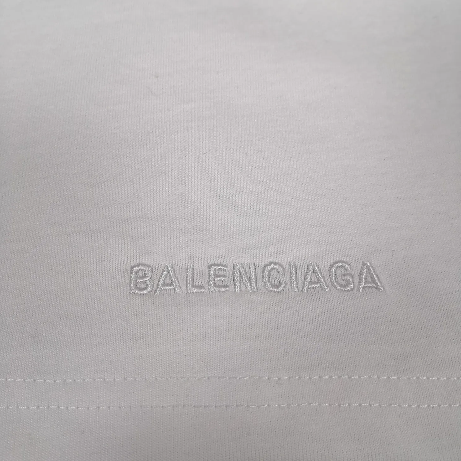 The new top-notch proven version, Balenciaga BALENCIAGA The Simpsons cartoon pattern burst pattern pure cotton loose loose short-sleeved T-shirt for men and women couples, the process uses Kangli printing cracking effect. The front panel printing glue bursting effect uses imported transparent slurry to scrape the bottom to make the printing bursting feel uniform. (PS: If this process is missing, the printing will easily fall off in large areas after cracking.) The embroidery at the hem uses a Tajima embroidery machine imported from Japan, which makes the size and spacing of the letters even, and the hollows of the letters will not be filled. Precise craftsmanship, full of details. The fabric is made of 24S 260g double yarn cotton fabric, brand new, washed, and labeled. Genuine products are consistent and synchronized, and coded authentic products are consistent and synchronized. Top tested version, accurate and flawless.  Color: Black White Yellow Blue Size: XS-L P:260