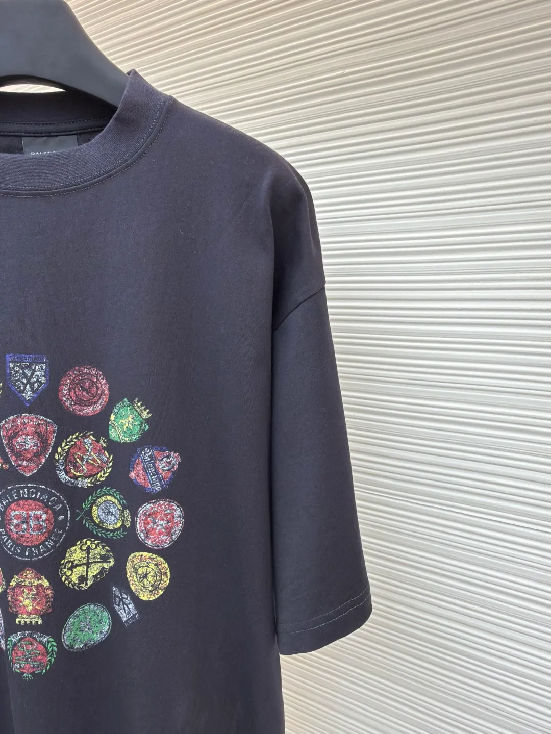Balenciaga collection of trademark printed round neck short sleeves ●Original version: Purchased and developed by 3795 ●Item number: 1680780-A10 ●Fabric: Retro jersey fabric ●Technology: Glue printing ●Version: Loose version ●Weight: about 235 grams ●Size: Thread, 270g. 24S fabric is a medium-to-thick yarn, suitable for creating thick, crisp fabrics with a slightly rough texture, which is in line with the "natural and original" effect pursued by retro style. The texture is soft, breathable and elastic, suitable for close-fitting wear and able to create a simple and smooth silhouette. The loose silhouette design details with a retro feel are reflected through old textures, faded processing, and classic tailoring. Dark floral dot multi-layer overlay printing is an advanced printing technology that combines fine patterns and three-dimensional layers. Its core is to use high-mesh dot plate making to overprint transparent or light-colored printing paste on the fabric base multiple times with micron-level precision. Each overlay is accurately aligned to form a faint dark flower texture. The printing pattern does not rely on bright colors, but creates subtle light and shadow gradients and tactile layering on the surface of the fabric through the thickness difference of slurry accumulation and light refraction. The pattern shows subtle changes at different angles, combining visual depth and long-lasting washability. Oversize loose silhouette design, basic round neckline, dropped shoulder line, vertical pit woven code from top to bottom, collar, cuffs, and hem all have ruffles, and the sleeve length is longer to highlight the details. The thickness of the ready-made garment is the same as the original version, and it is additionally shaped to make the upper body wider and not easily deformed. The overall wiring is straight and delicate, the fabric is comfortable and soft, and the color is consistent without color difference. It can be matched with the same style to create a fashionable look and control various occasions. Customized accessories, complete with three standards, same style for men and women!