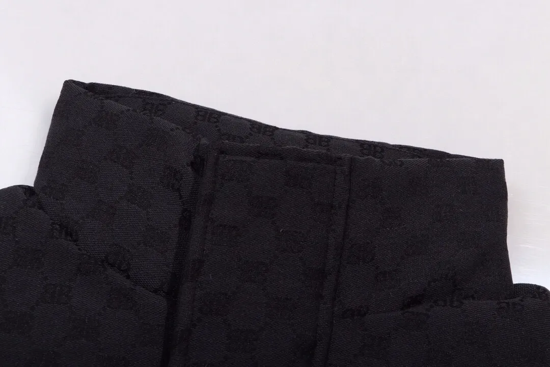 🅿️420 Style number: Y03 Balenciaga Super soft, fluffy and plump, super heavy-duty, the fabric is well-crafted and has a perfect fit. Note: the fabric is super comfortable for both men and women (the first time I made a down jacket this year, and the price-performance ratio is so high that it breaks the ceiling) [Top-quality fabric + features: ✅The down content is 90 down, and the gram weight is about 380-420g. ✅It needs to be customized individually. It is very thick and has a three-dimensional and full feeling from 360 degrees! ✅The down jacket uses a double-layer anti-down liner design! Super windproof performance ✅Hardware 1:1 fully customized ZP craftsmanship: spot heavy goods! The highest version is produced by the same celebrity couple and must be good. This down jacket uses a double-layer anti-velvet liner design! It has super windproof performance and will be very warm when worn in winter! It is filled with white duck down and has high fluffiness, so it can be worn at minus ten degrees ❗ Color: black (popular color) Size: M–XXL