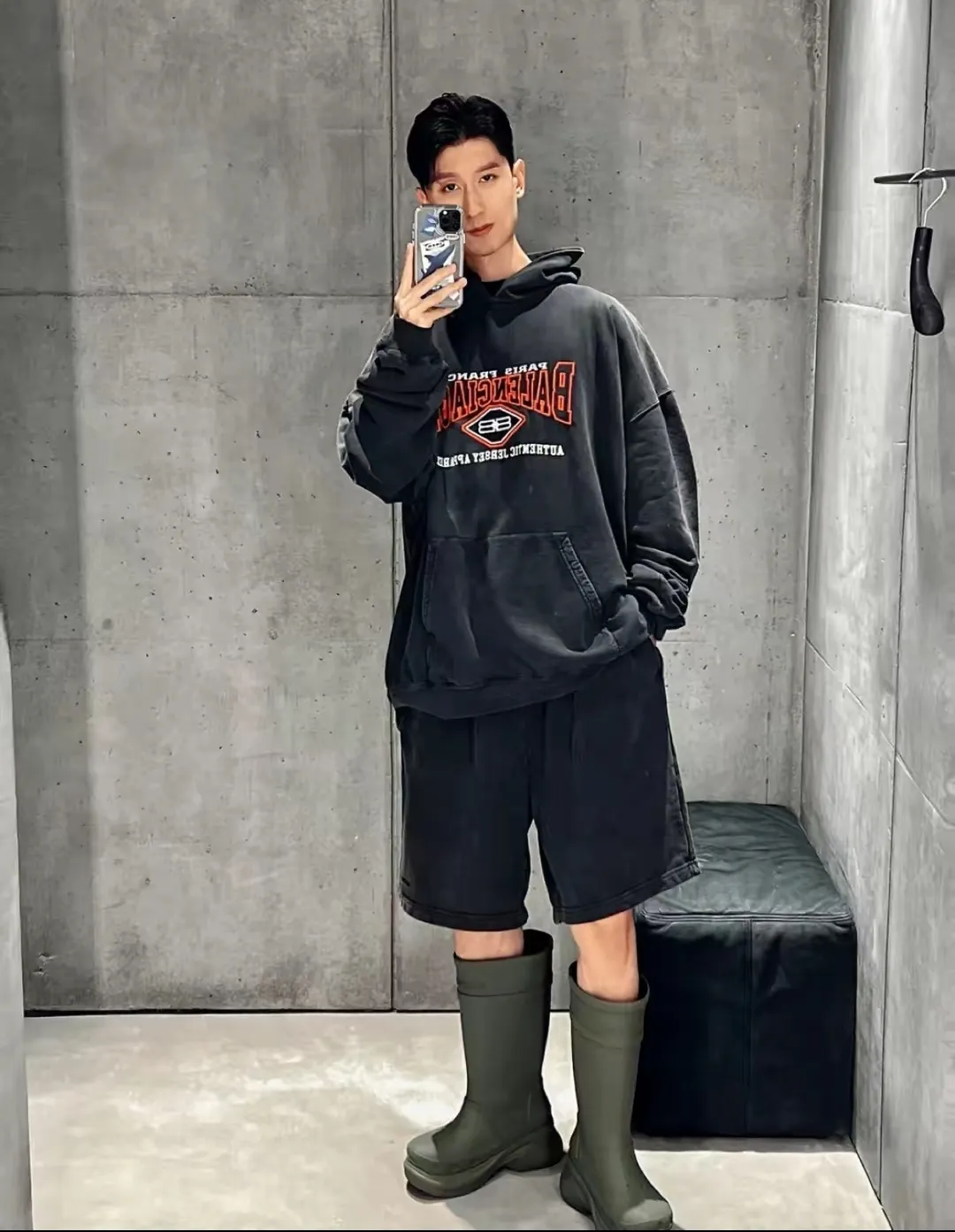 ♻️💯Upper body reference model picture❤️Spring and autumn top version new BALENCIAGA Balenciaga red letter embroidery double B pure cotton loose hooded sweatshirt for men and women couples, too complicated! Indescribable! Washed and lightly fried with snowflakes for a nostalgic treatment, and the shoulder sleeves are sprayed with maliu and washed with water! The entire fabric is pre-shrunk and then garment washed. Need better fabric. I guess L size has been reduced to XS size. Workmanship: Fine sewing craftsmanship, budget for the stitch size, and the degree of shrinkage after washing. You must buy one of this model. If you are still wondering which one to buy, then don’t worry, just buy this one! Printing: Produced by Tajima Embroidery in Japan, with 3D cherry blossom thread. Fabric: 480 combed cotton terry fabric, full of drape! Accessories: Customized ribbing, three-standard size: XS-L Color: washed black P: 480