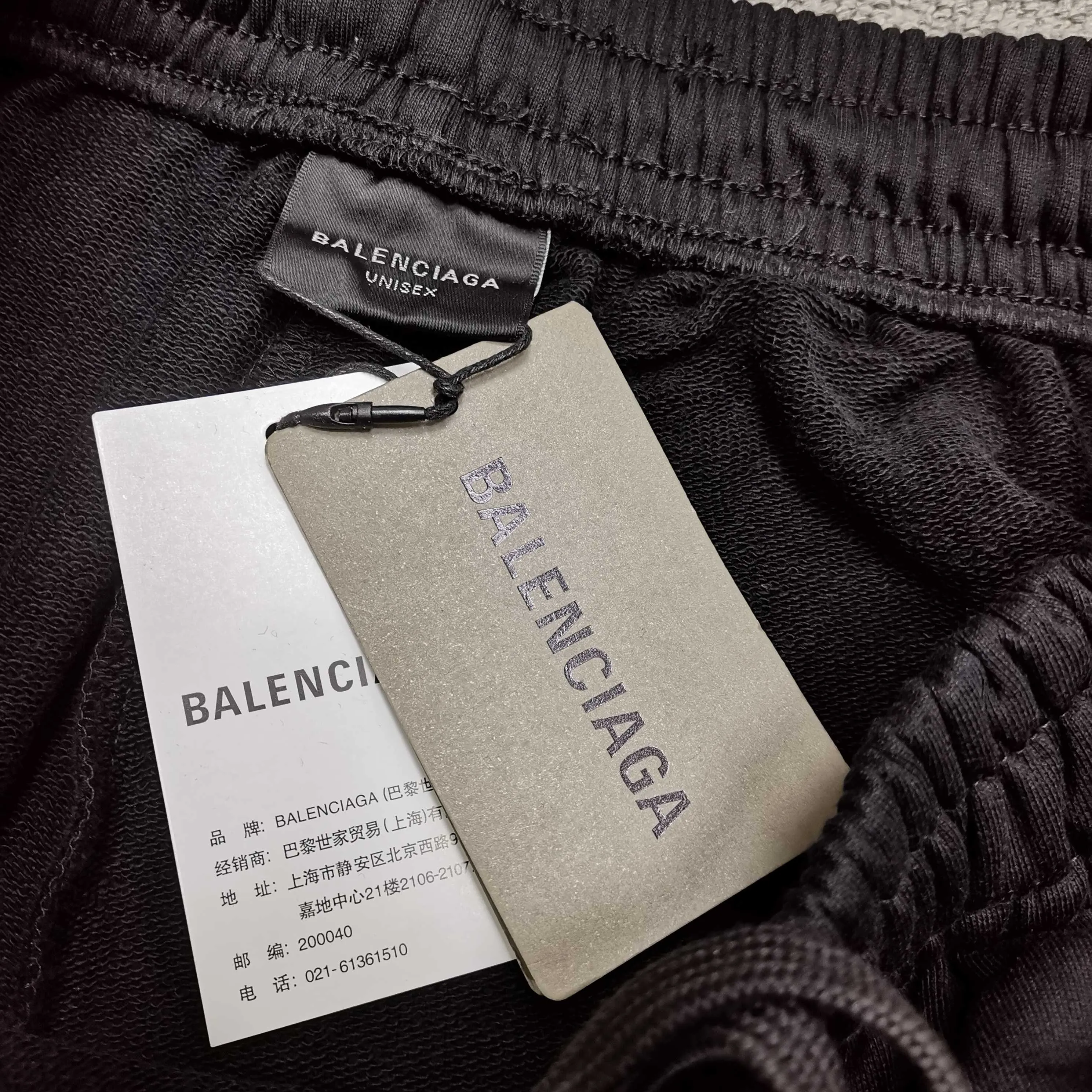 [Top version. Official website quality] BALENCI*GA/Paris co-branded Lamborghini shorts. Embroidery on the front and left, double-layer mesh lining, and multi-position hem shorts. Extra heavy craftsmanship. SS25 latest model. Research and development at the first time, different market currencies. Comparisons welcome. The fabric is made of custom-woven sports fabric that absorbs moisture and is comfortable and dry. Whether you are doing sports or fitness or going out on the street every day, you can easily become the center of attention. Weight 180 grams. The embroidery is done using imported Tajima embroidery machines. The pattern letters are clear, three-dimensional and without burrs. Different market currencies. Comparisons welcome. The version adopts a loose version. The same style for men and women. Color: Black Size: XS S M L P290