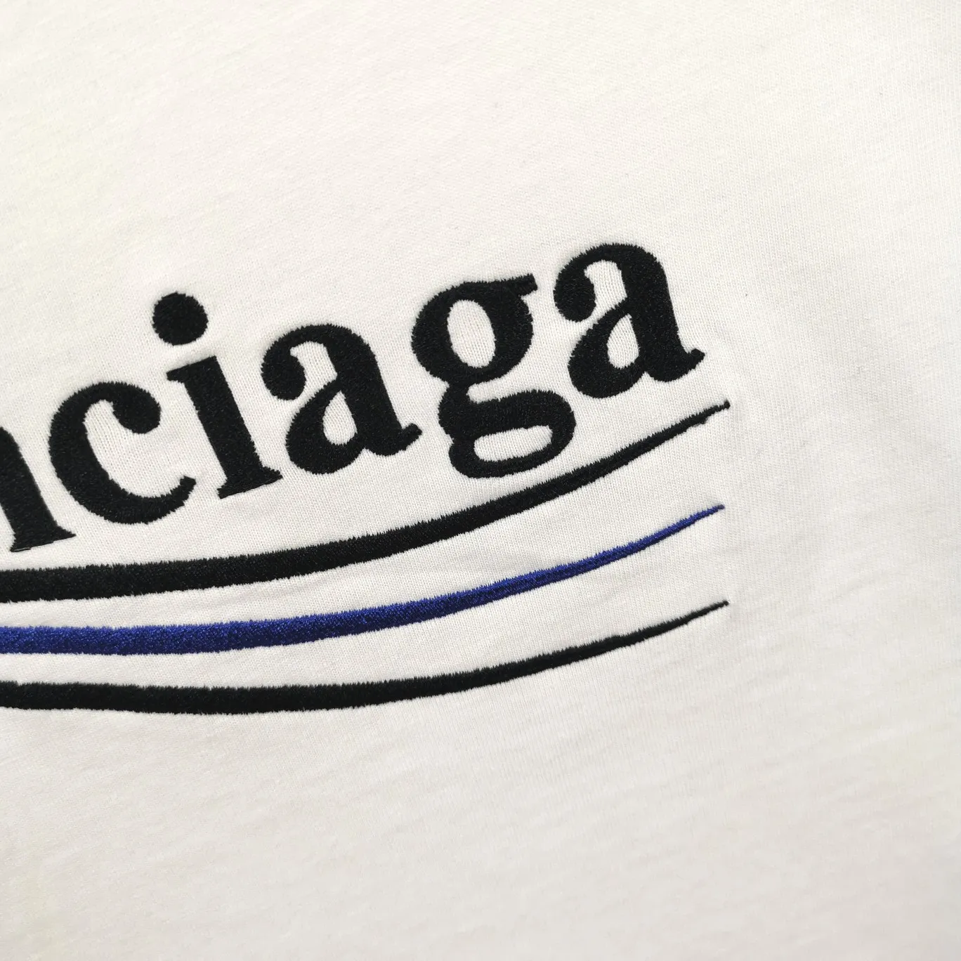 Supplementary details - the top tested version of Balenciaga's BALENCIAGA Cola Malone embroidery printed short-sleeved T-shirts for male and female couples stars. Three colors are available to ensure the same fabric as the original version, without color difference! Customized dyeing in a package! INS, Xiaohongshu’s popular style, classics that never fade away! The king of orders in Spain, the fried chicken is highly recommended! 32S 280g pure cotton double yarn fabric, comfortable and wide! Full of drape! The printing uses Tajima embroidery machine imported from Japan, which is known as the fighter among embroidery machines. The embroidery is meticulous, with no threads or skipped threads, the printing and embroidery are full and fine, and the letter spacing is consistent with ZP! Wearing it gives you full confidence and peace of mind! The labels and washes are all correct! On behalf of G at the same level! Consistent packaging at the counter!  Size: XS-L Color: Beige, taro purple, active gray, light hemp gray P:260