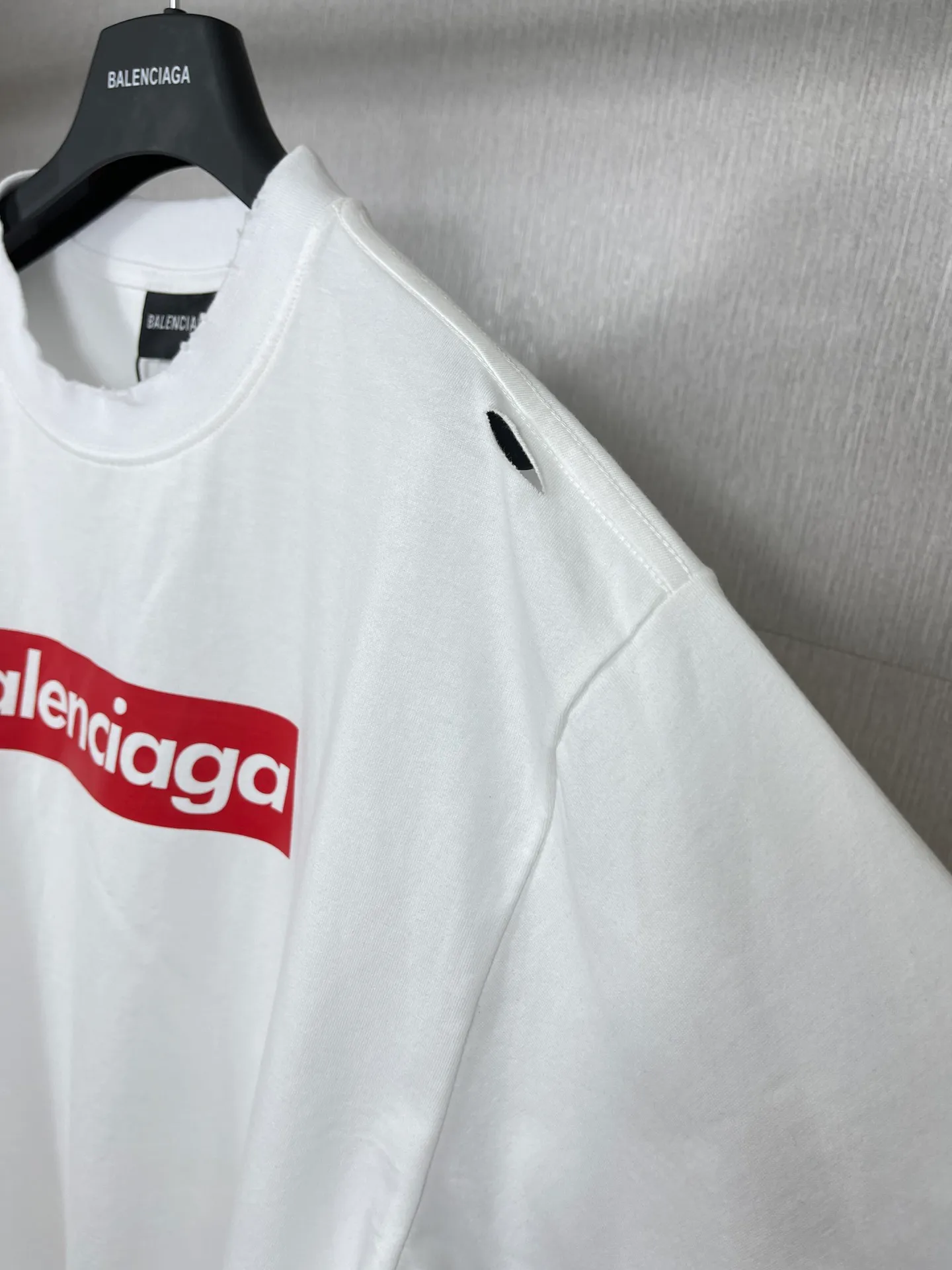🅿️180 real photos [Top version. Official website quality] 2023 latest catwalk show BALENCI*GA/Paris co-branded Supreme front classic LOGO combination printed short-sleeved T-shirt # Ready-to-wear worn and very exaggerated destruction design, in line with Paris's past abstract design. The fabric is made of Paris ZP custom-woven and dyed cotton double yarn. Weighing 260 grams, the cloth surface is clean. The cloth pattern is clear, soft and comfortable. The color fastness is good. It is not easy to change color. The threads are dyed with no color difference. The classic letter LOGO printing uses imported glue. The effect is three-dimensional and there are no burrs. The version adopts OS loose shoulder version. Same style for men and women. Code: BL223096 Color: White Size: XS to L