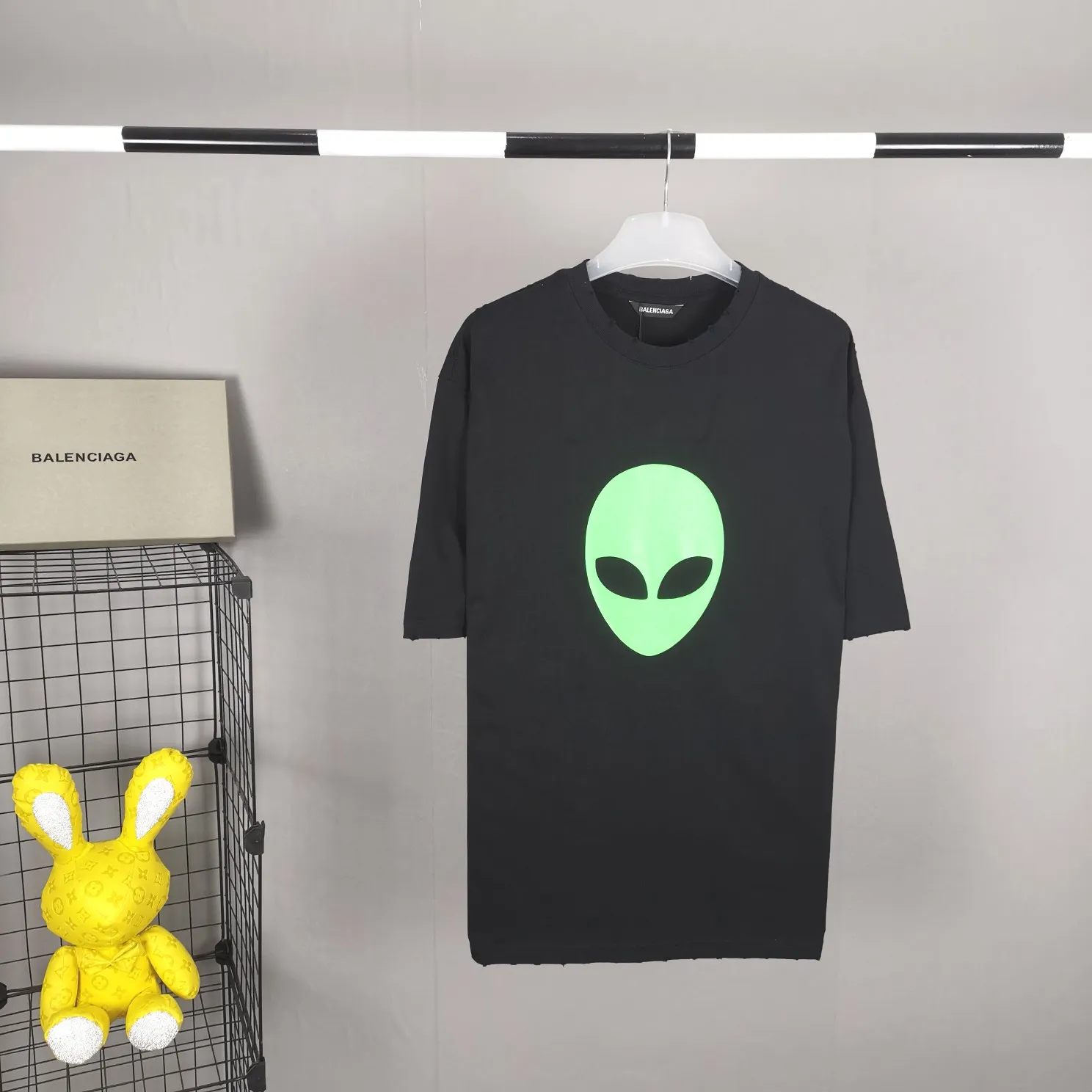 The top tested version of the Balenciaga Alien loose cotton unisex short-sleeved T-shirt. Cute and funny alien 👽 comes with a fashionable label. The big alien head is very designed and the green color is super eye-catching. The imported glue printing has perfect texture. The back is designed with English letters, which is simple and not monotonous. The worn and frayed edges of the clothes have a sense of design. The soft and skin-friendly texture of the fabric is extremely superior! The chest of the garment is decorated with an alien pattern. It is made of fluorescent powder produced by DIC Co., Ltd., one of the world's most common color cards. It is made with transparent PU glue combined with fluorescent powder offset printing. It will have a striking fluorescent effect under the light, which is particularly eye-catching and fashionable. At the same time, Ba's distinctive features and style perfectly display the quality control and appearance of this exquisite T. At night, the fluorescent effect will be even cooler, a must-have for fashionistas. Color: White Black Size: XS-L 280g weight fabric, easy for both men and women to control!  P:260