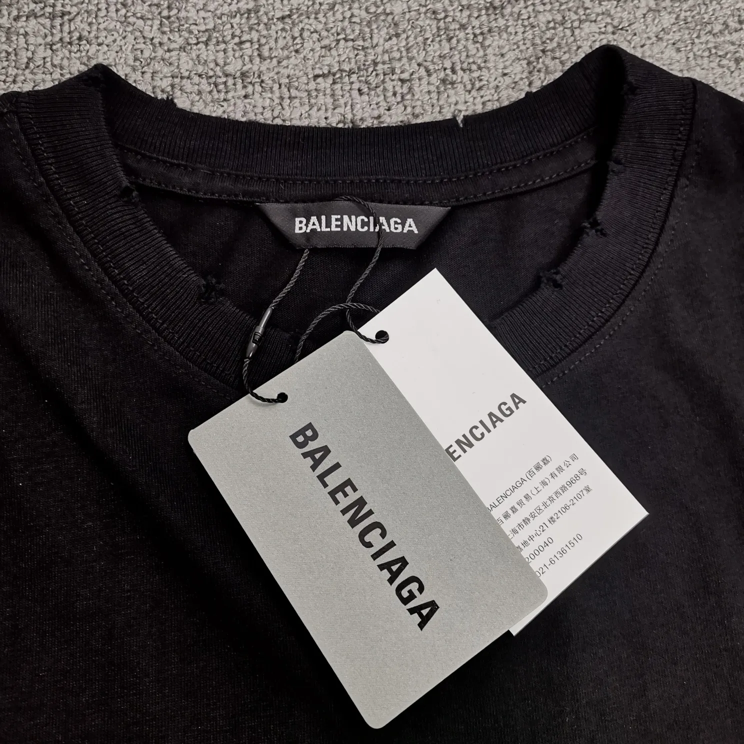 The top tested version of the Balenciaga Alien loose cotton unisex short-sleeved T-shirt. Cute and funny alien 👽 comes with a fashionable label. The big alien head is very designed and the green color is super eye-catching. The imported glue printing has perfect texture. The back is designed with English letters, which is simple and not monotonous. The worn and frayed edges of the clothes have a sense of design. The soft and skin-friendly texture of the fabric is extremely superior! The chest of the garment is decorated with an alien pattern. It is made of fluorescent powder produced by DIC Co., Ltd., one of the world's most common color cards. It is made with transparent PU glue combined with fluorescent powder offset printing. It will have a striking fluorescent effect under the light, which is particularly eye-catching and fashionable. At the same time, Ba's distinctive features and style perfectly display the quality control and appearance of this exquisite T. At night, the fluorescent effect will be even cooler, a must-have for fashionistas. Color: White Black Size: XS-L 280g weight fabric, easy for both men and women to control!  P:260