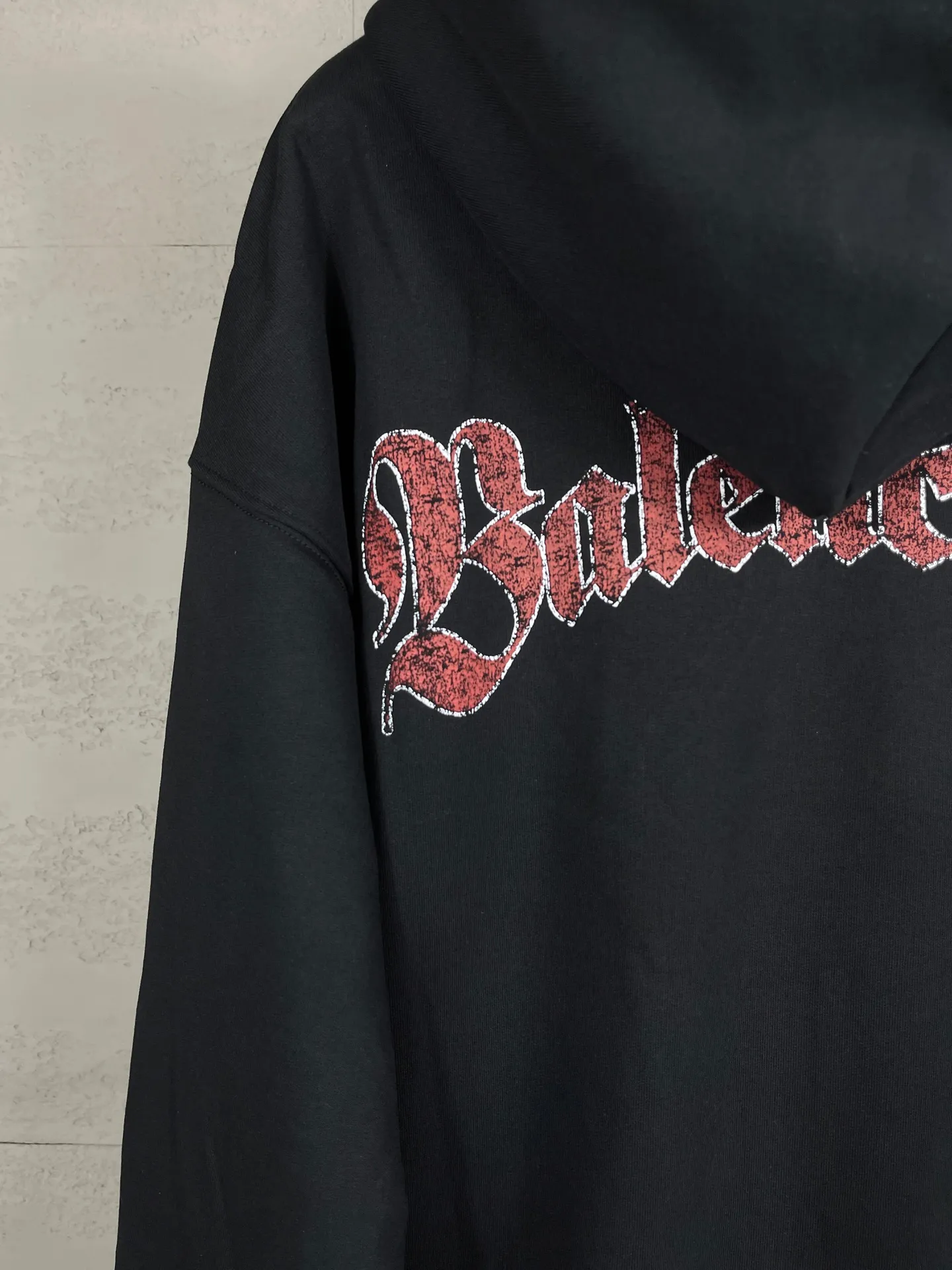 🅿️340 photos [Top version. Official website quality] BALENCI*GA/Paris.SS25 latest front badge icon and back letter LOGO computer direct-printed hooded long-sleeved sweatshirt. The brick cabinets are synchronized. The authentic product is developed at the first time. The fabric is made of Paris ZP custom-woven and dyed cotton sweatshirt. Weighing 460 grams, the cloth surface is clean. The cloth pattern is clear, soft and comfortable. The threads are dyed with no color difference. The printing adopts imported direct-injection printing. The letters are clear and the effect is three-dimensional. The version adopts OS loose shoulder design. Same style for men and women. Code: BL259975 Color: Black Size: XS S M L
