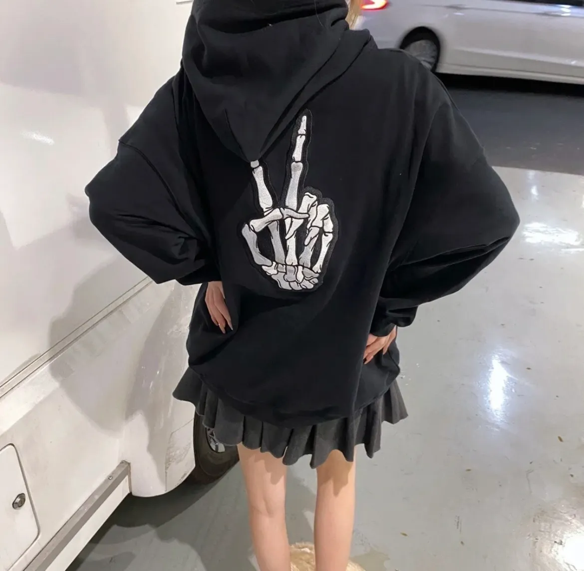♻️💯Upper body reference model picture❤️The top tested version BALENCIAGA yellow dissolving smiley back skull scissor hand logo Balenciaga male and female couple loose cotton autumn and winter hoodie hooded sweatshirt 100% original development of special printing technology, embroidery design, fabric, version. The fabric is made of 480g combed cotton fabric, which is full of drape, warm and comfortable! Melting smiley face printing on the front panel: It mainly uses extremely green and environmentally friendly printing silica gel. Silica gel is a highly active adsorption material and is an amorphous substance. Insoluble in water and any solvent, non-toxic and odorless. Special transparent glue is printed on the surface, which has the original viscosity effect. The high transparency does not affect the color glue effect. Back panel skull pattern embroidery: The embroidery thread is made of mercerized material, which is more flexible and glossy than ordinary embroidery thread. The front and rear craftsmanship is restored 1V1, and the version has a classic dropped shoulder oversize design. Color: Black White Size: XS-L P:470