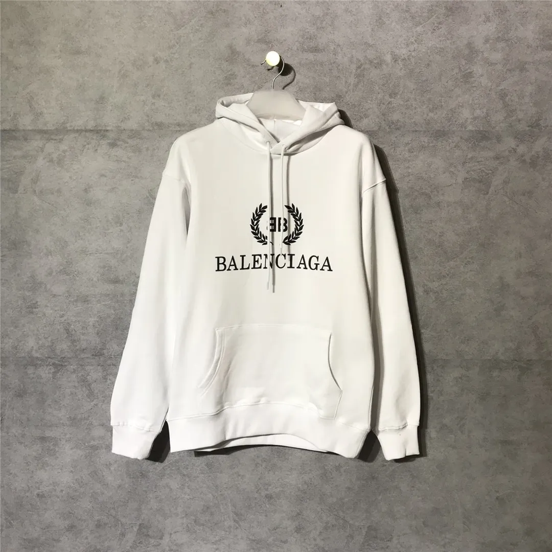 The top tested version of Balenciaga's classic wheat ear hooded sweatshirt is made of 480g pure cotton double-yarn terry fabric, which is thick and textured. High-density knitting technology makes it firm and elastic, with high suppleness and skin-friendliness. It feels soft and delicate, does not shrink or deform, and has a crisp and stylish upper body. It is different from the cheap soft sofa fabrics with low weight and low count on the market.  Ultra-high-level workmanship, every detail shows a sense of luxury, and the original three-dimensional cutting process creates a perfect fit. The OS loose shoulder style accommodates all body types. It is a truly versatile style that looks slim and good-looking for both men and women.  The brushed classic wheat ear letter print has high fastness and will not crack or fall off. The classic pattern will never go out of style. Multiple colors are available, and every color is beautiful!  Color: White Size: XS-L P:420