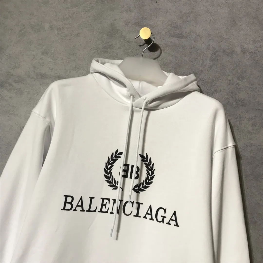The top tested version of Balenciaga's classic wheat ear hooded sweatshirt is made of 480g pure cotton double-yarn terry fabric, which is thick and textured. High-density knitting technology makes it firm and elastic, with high suppleness and skin-friendliness. It feels soft and delicate, does not shrink or deform, and has a crisp and stylish upper body. It is different from the cheap soft sofa fabrics with low weight and low count on the market.  Ultra-high-level workmanship, every detail shows a sense of luxury, and the original three-dimensional cutting process creates a perfect fit. The OS loose shoulder style accommodates all body types. It is a truly versatile style that looks slim and good-looking for both men and women.  The brushed classic wheat ear letter print has high fastness and will not crack or fall off. The classic pattern will never go out of style. Multiple colors are available, and every color is beautiful!  Color: White Size: XS-L P:420
