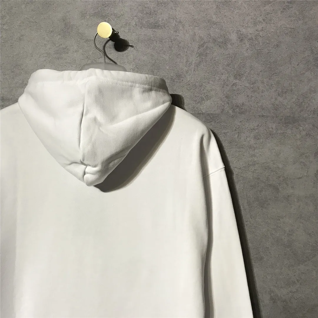 The top tested version of Balenciaga's classic wheat ear hooded sweatshirt is made of 480g pure cotton double-yarn terry fabric, which is thick and textured. High-density knitting technology makes it firm and elastic, with high suppleness and skin-friendliness. It feels soft and delicate, does not shrink or deform, and has a crisp and stylish upper body. It is different from the cheap soft sofa fabrics with low weight and low count on the market.  Ultra-high-level workmanship, every detail shows a sense of luxury, and the original three-dimensional cutting process creates a perfect fit. The OS loose shoulder style accommodates all body types. It is a truly versatile style that looks slim and good-looking for both men and women.  The brushed classic wheat ear letter print has high fastness and will not crack or fall off. The classic pattern will never go out of style. Multiple colors are available, and every color is beautiful!  Color: White Size: XS-L P:420