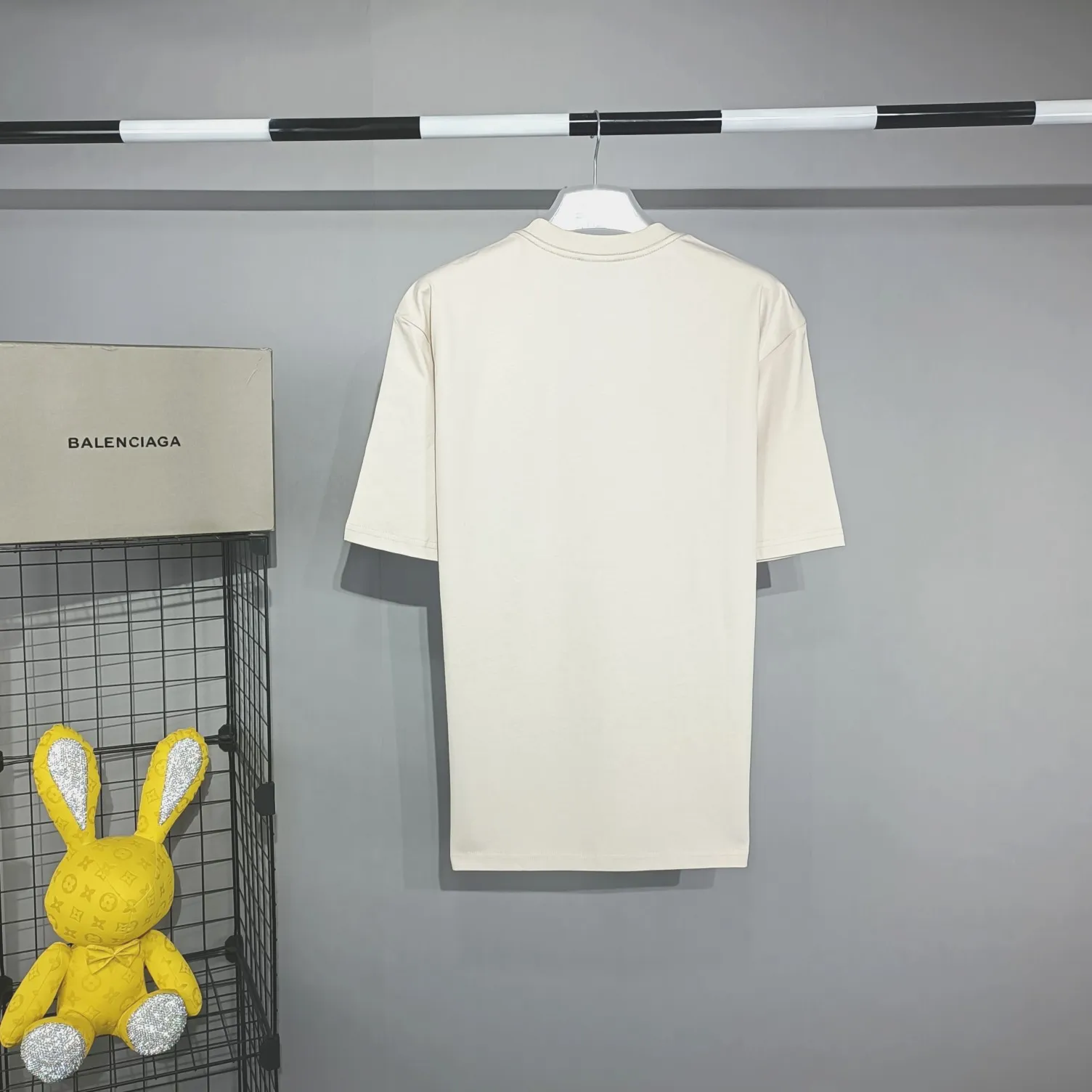 The top tested version of BALENCIAGA WORLDWIDE pure cotton loose-fitting short-sleeved T-shirt for men and women couples RETAIL THERAPY. The fabric is made of 24S 260g double yarn pure cotton fabric, which is loose, breathable and sweat-absorbent. Full of drape! The printing adopts the expensive Kornit digital printing process, and the letters are arranged neatly, evenly and in detail. Full set of customized wash, hangtag, main wheat. The barcode and encoding are consistent with the original product. Color: Beige Black Size: XS-L P:240