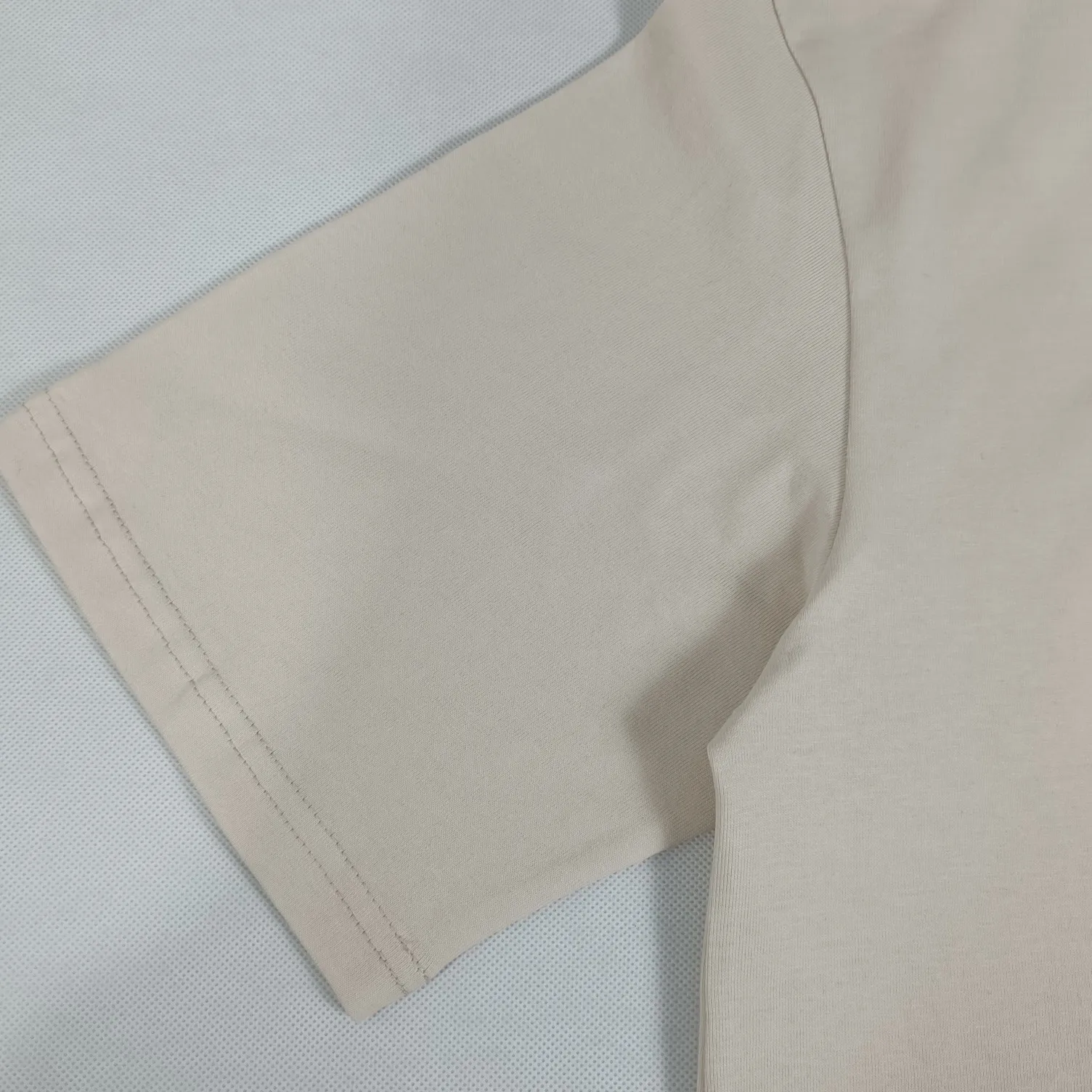 The top tested version of BALENCIAGA WORLDWIDE pure cotton loose-fitting short-sleeved T-shirt for men and women couples RETAIL THERAPY. The fabric is made of 24S 260g double yarn pure cotton fabric, which is loose, breathable and sweat-absorbent. Full of drape! The printing adopts the expensive Kornit digital printing process, and the letters are arranged neatly, evenly and in detail. Full set of customized wash, hangtag, main wheat. The barcode and encoding are consistent with the original product. Color: Beige Black Size: XS-L P:240