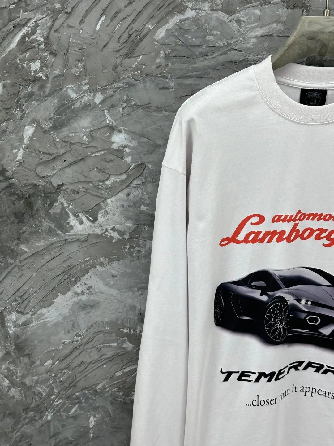 🅿️280 BALENCI*GA Paris co-branded Lamborghini Lamborghini front and back long-sleeved T-shirt with direct-injection printing on the left and right sleeves. The printing is done by computer direct-injection. The letters are clear and the effect is three-dimensional. Exclusively woven and dyed 280g fabric. Threads are dyed in the same cylinder with zero color difference. The version adopts OS loose off-shoulder version. Welcome to compare. Same style for men and women -Color: white gray black -SIZE: Xs S M L Style number 8537#