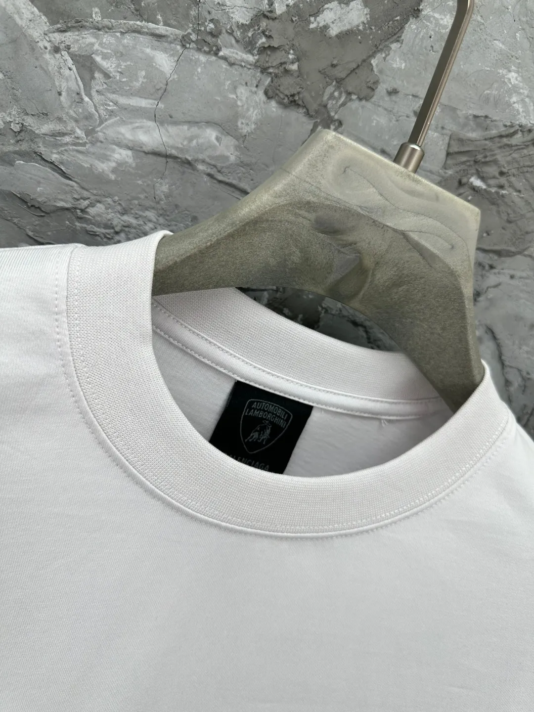 🅿️280 BALENCI*GA Paris co-branded Lamborghini Lamborghini front and back long-sleeved T-shirt with direct-injection printing on the left and right sleeves. The printing is done by computer direct-injection. The letters are clear and the effect is three-dimensional. Exclusively woven and dyed 280g fabric. Threads are dyed in the same cylinder with zero color difference. The version adopts OS loose off-shoulder version. Welcome to compare. Same style for men and women -Color: white gray black -SIZE: Xs S M L Style number 8537#