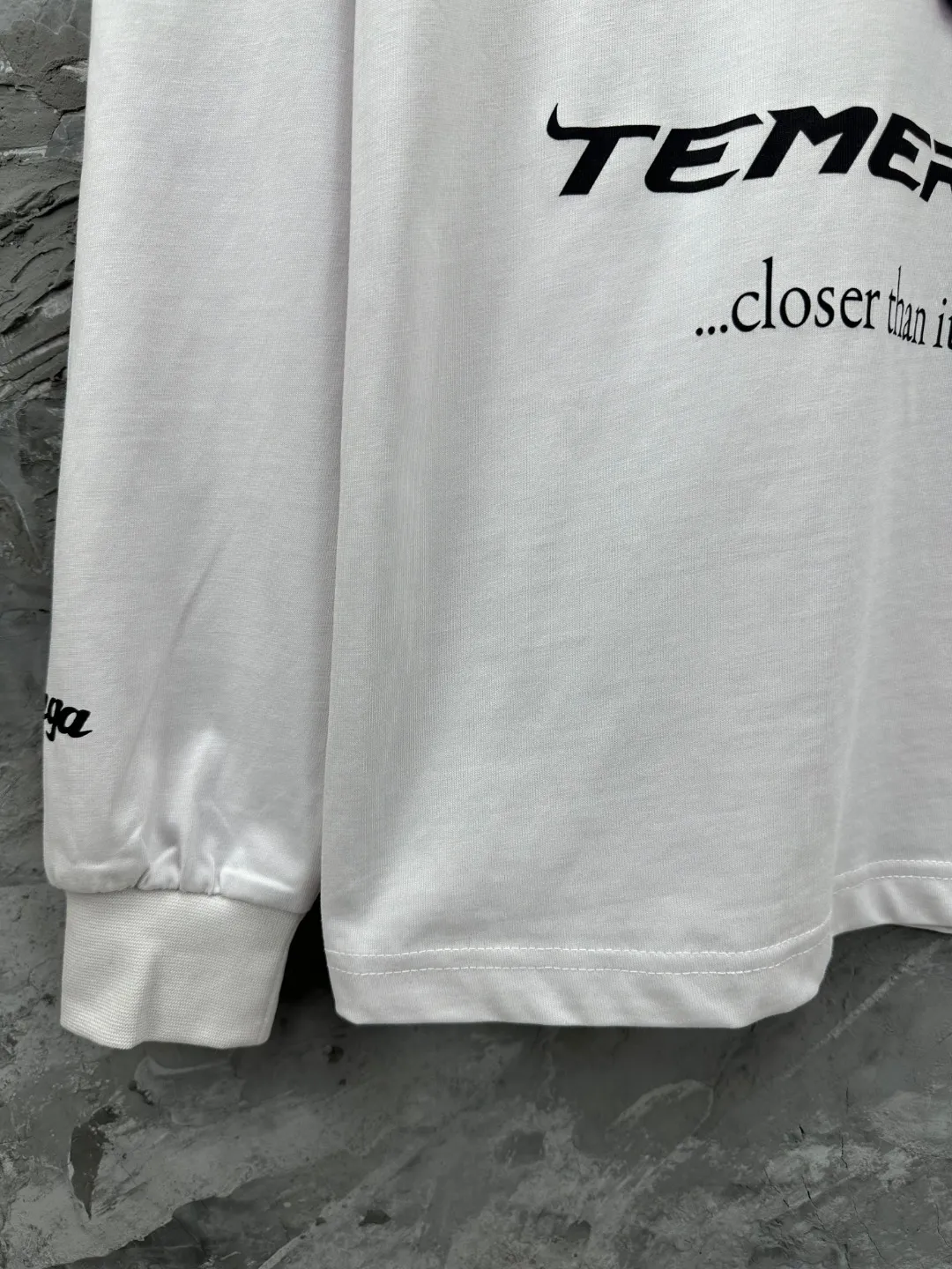 🅿️280 BALENCI*GA Paris co-branded Lamborghini Lamborghini front and back long-sleeved T-shirt with direct-injection printing on the left and right sleeves. The printing is done by computer direct-injection. The letters are clear and the effect is three-dimensional. Exclusively woven and dyed 280g fabric. Threads are dyed in the same cylinder with zero color difference. The version adopts OS loose off-shoulder version. Welcome to compare. Same style for men and women -Color: white gray black -SIZE: Xs S M L Style number 8537#
