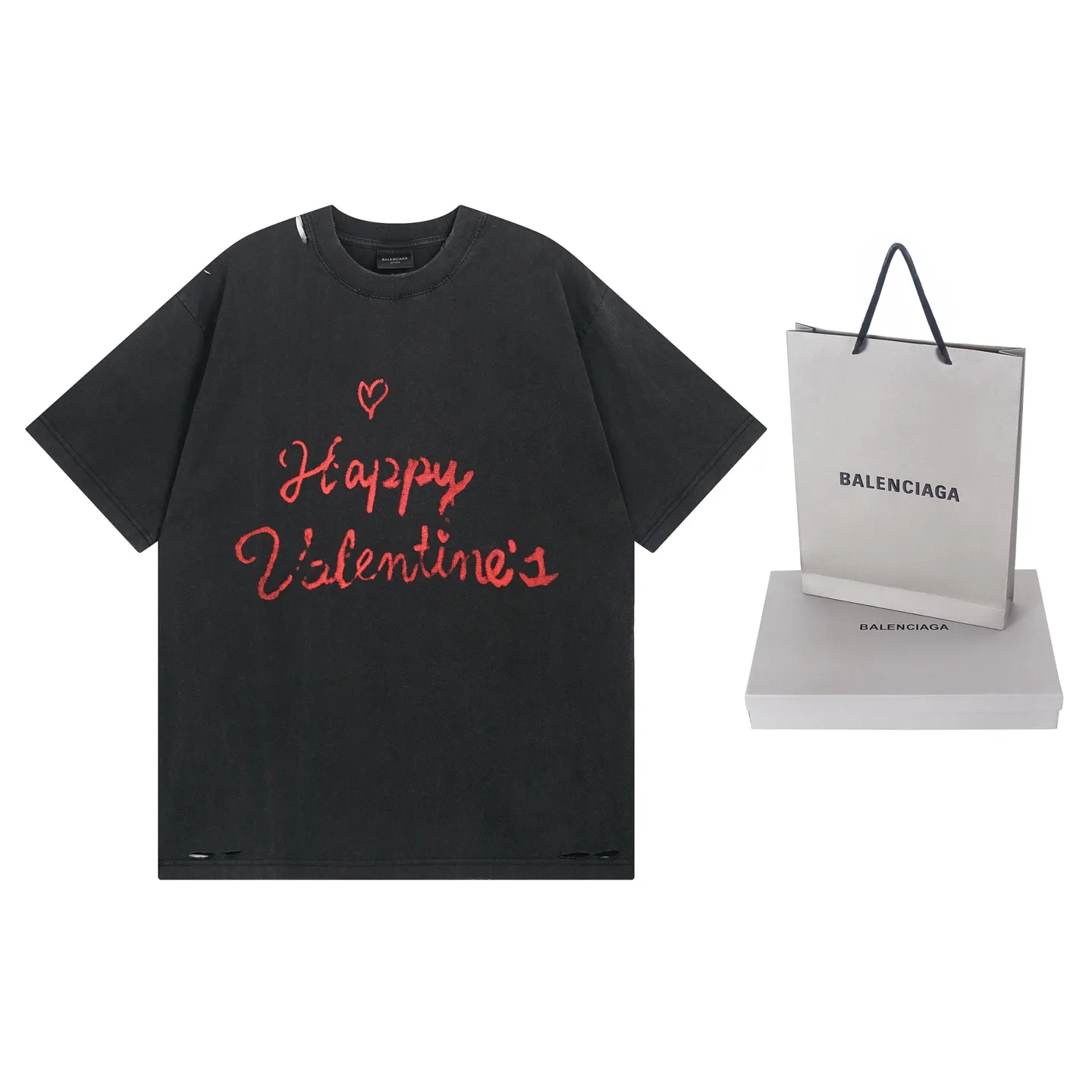 🅿️190 real photos [Top version. Official website quality] BALENCI*GA/Paris.SS25 latest model, Paris Valentine’s Day limited edition. English direct-printed short-sleeved T-shirts on the front and back. Brick cabinet synchronization. Genuine products are developed at the first time. Welcome to compare! . The fabric is made of Paris ZP custom-woven and dyed cotton double yarn. Weighing 260 grams, the cloth surface is clean. The cloth pattern is clear, soft and comfortable. The threads are dyed with no color difference. The printing uses direct-injection environmentally friendly imported materials. The letters are clear and the effect is three-dimensional. The version adopts OS loose shoulder design. Same style for men and women. Code: BL253661 Color: washed black, gray and white. Size: XS S M L