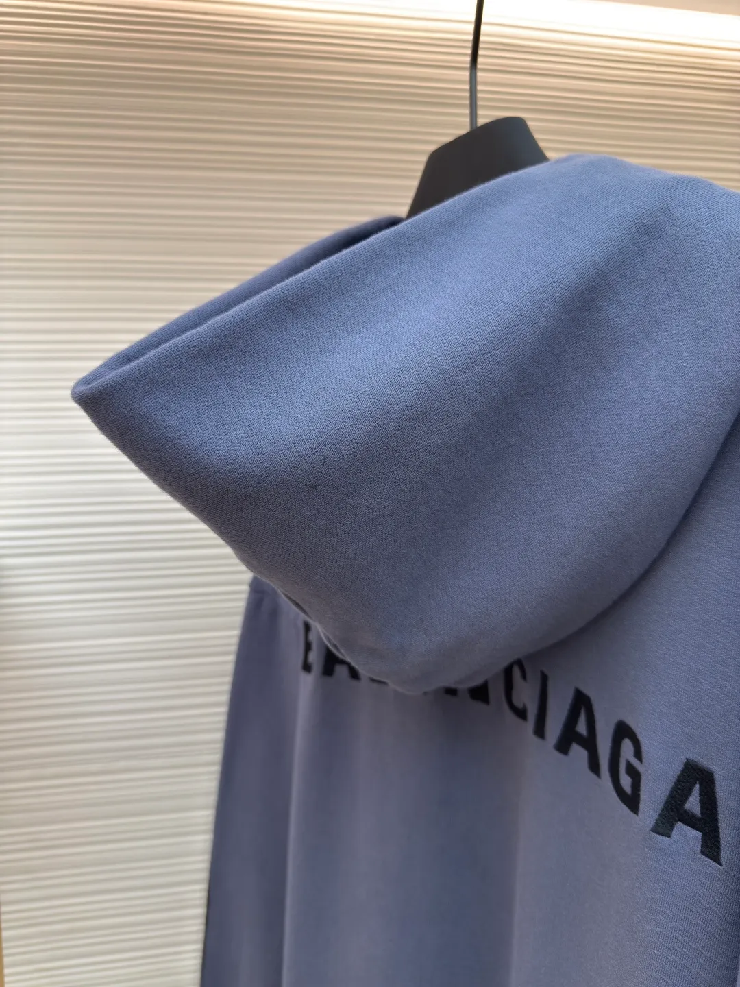 Balenciaga distressed embroidered zipper hooded sweatshirt ●Authentic product: purchased and developed for 11200 ●Item number: 1680256-B05 ●Material: pure cotton fabric ●Technology: distressed production ●Version: loose version ●Weight: about 910 grams ●Size: S-M-L ●Description: Drawstringless hooded sweatshirt, zipper opening and closing, graffiti spray paint on the body to make it distressed, imported machine embroidery. The overall wiring is straight and delicate, the fabric is comfortable and soft, and the color is consistent without color difference. It can be matched with the same style to create a fashionable look and control various occasions. Customized accessories, complete with three standards, same style for men and women!