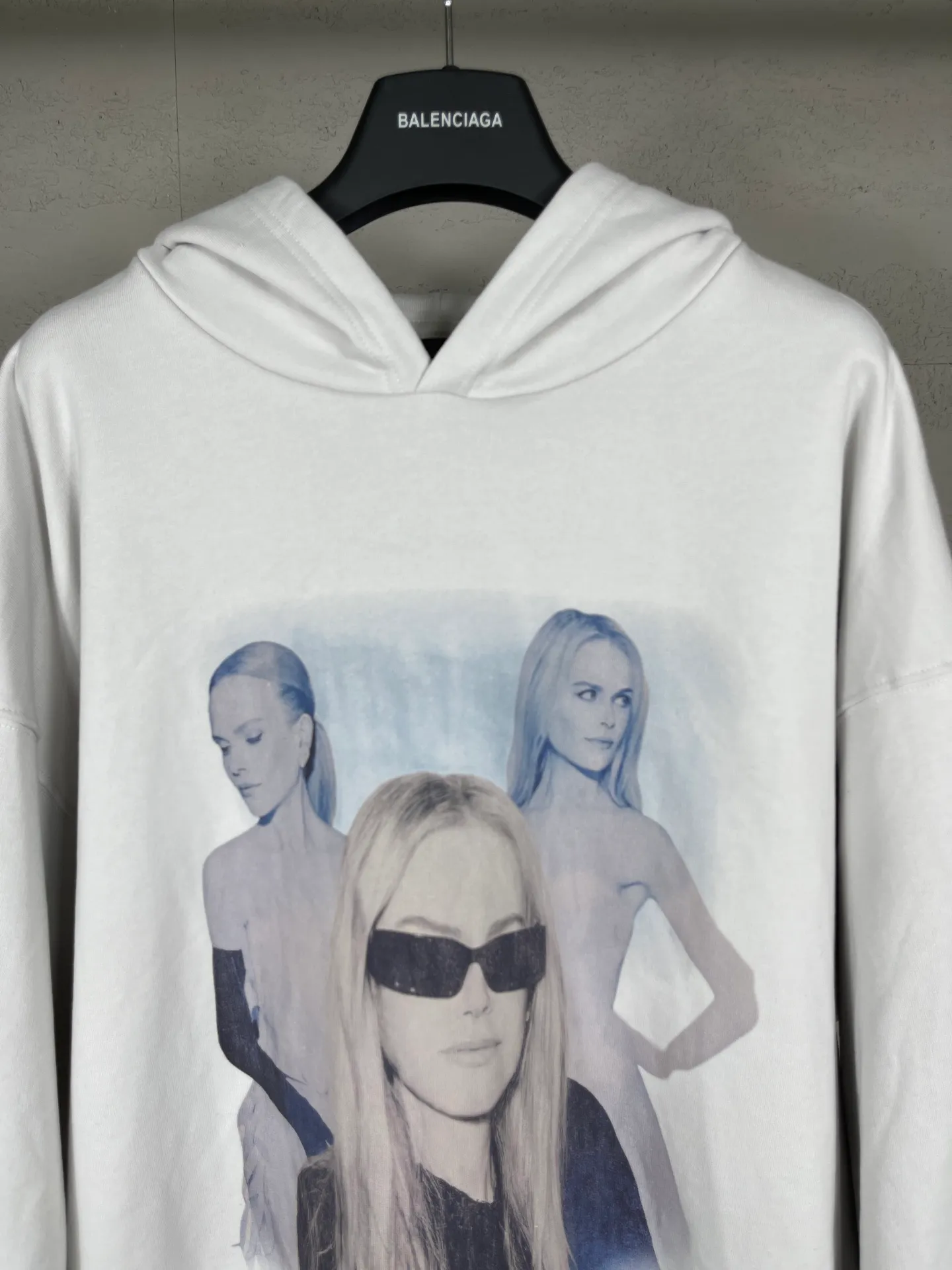 🅿️340 real shots [Top version. Official website quality] BALENCI*GA/25 new model. The front is directly printed with NICOLE art work, the back is printed with artistic signature, and the right sleeve is embroidered with English hooded sweatshirt SS25 latest model. Research and development at the first time, different market currencies. Comparisons welcome. The fabric is made of Paris ZP custom-woven and dyed cotton sweatshirt. Weighing 460 grams, the cloth surface is clean. The cloth pattern is clear, soft and comfortable. The threads are dyed with no color difference. Printing adopts computer direct printing. Jubie market currency. Welcome to compare. The version adopts OS loose shoulder design. Same style for men and women. Code: BL259950 Color: gray and white Size: XS S M L
