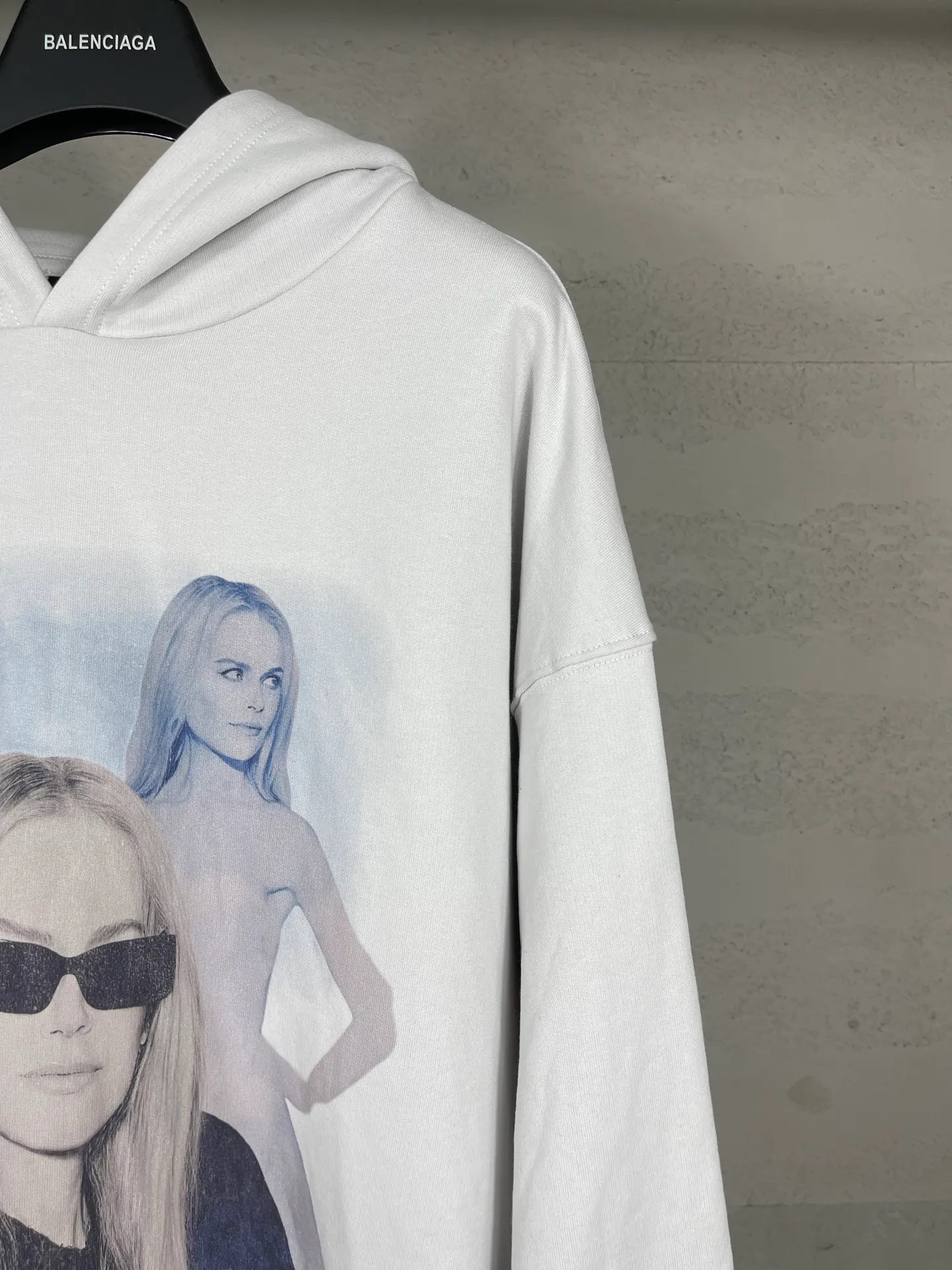 🅿️340 real shots [Top version. Official website quality] BALENCI*GA/25 new model. The front is directly printed with NICOLE art work, the back is printed with artistic signature, and the right sleeve is embroidered with English hooded sweatshirt SS25 latest model. Research and development at the first time, different market currencies. Comparisons welcome. The fabric is made of Paris ZP custom-woven and dyed cotton sweatshirt. Weighing 460 grams, the cloth surface is clean. The cloth pattern is clear, soft and comfortable. The threads are dyed with no color difference. Printing adopts computer direct printing. Jubie market currency. Welcome to compare. The version adopts OS loose shoulder design. Same style for men and women. Code: BL259950 Color: gray and white Size: XS S M L