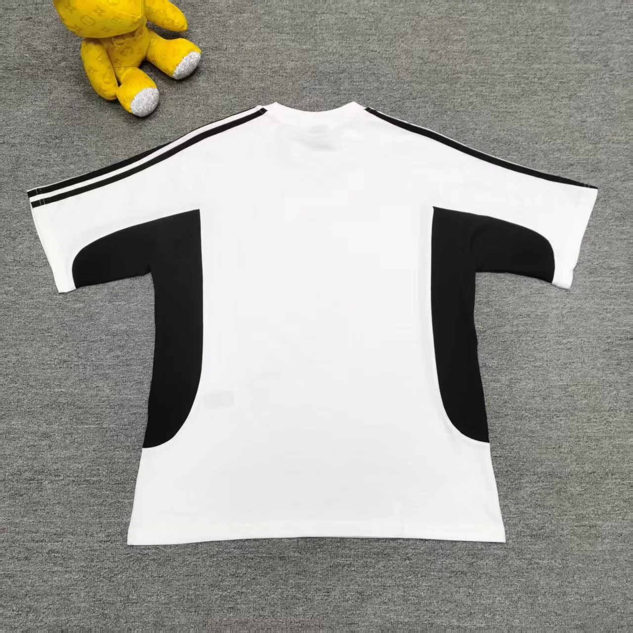 [New arrival] Top tested version BALENCIAGA/ADIDAS Balenciaga co-branded with Adidas co-branded stitched embroidered letters round neck short-sleeved T-shirt. Popular at the moment🔥Quality ceiling. It seems to be a simple printing or embroidery. In fact, it is not simple at all. 100% imported machine restoration. The details, workmanship and fabrics are consistent with the original ones. Guaranteed no color difference with the counter. Feel free to compare. ⚠️Note that the threaded necklines are all original collars of a certain Ba and Li. High degree of wrapping. The width of the neckline and cabinets are accurate to millimeters. Thick necklines are not easily deformed. The collars of high-end products are all restored to cabinets. Differentiating large collars from ordinary garbage in the world. ⚠️Different styles of washed wheat main wheat, including imported wheat, have different colors and codes. Really restore the counter. As we all know, Balenciaga’s collar labels in each quarter have different English or colors. This distinguishes fast food products from the world’s single-color main wheat washed wheat. ⚠️Pay attention to workmanship. Stitches at the collar are not folded. Smooth and natural with no overlapping lines. Really restored. ⚠️The fabric is made of 280g Paris-specific double yarn. It is really incomparable with the ordinary version on the market. Correct printing details. Correct double yarn with high weight thread. Correct packaging details. Workmanship is restored in all aspects. Packaging is restored in all aspects. P: 270 Color: Black White Navy SIZE: XS-S-M-L