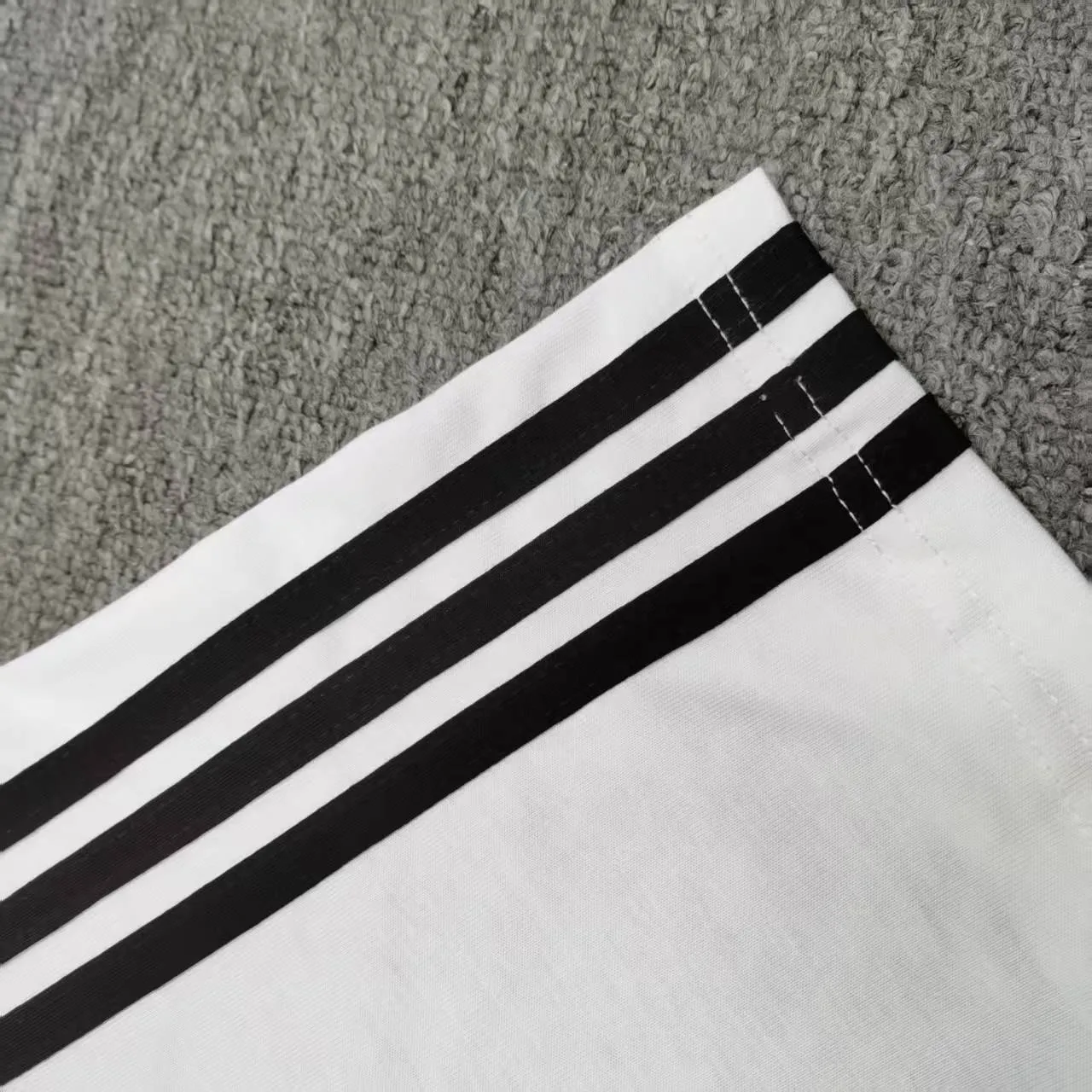 [New arrival] Top tested version BALENCIAGA/ADIDAS Balenciaga co-branded with Adidas co-branded stitched embroidered letters round neck short-sleeved T-shirt. Popular at the moment🔥Quality ceiling. It seems to be a simple printing or embroidery. In fact, it is not simple at all. 100% imported machine restoration. The details, workmanship and fabrics are consistent with the original ones. Guaranteed no color difference with the counter. Feel free to compare. ⚠️Note that the threaded necklines are all original collars of a certain Ba and Li. High degree of wrapping. The width of the neckline and cabinets are accurate to millimeters. Thick necklines are not easily deformed. The collars of high-end products are all restored to cabinets. Differentiating large collars from ordinary garbage in the world. ⚠️Different styles of washed wheat main wheat, including imported wheat, have different colors and codes. Really restore the counter. As we all know, Balenciaga’s collar labels in each quarter have different English or colors. This distinguishes fast food products from the world’s single-color main wheat washed wheat. ⚠️Pay attention to workmanship. Stitches at the collar are not folded. Smooth and natural with no overlapping lines. Really restored. ⚠️The fabric is made of 280g Paris-specific double yarn. It is really incomparable with the ordinary version on the market. Correct printing details. Correct double yarn with high weight thread. Correct packaging details. Workmanship is restored in all aspects. Packaging is restored in all aspects. P: 270 Color: Black White Navy SIZE: XS-S-M-L