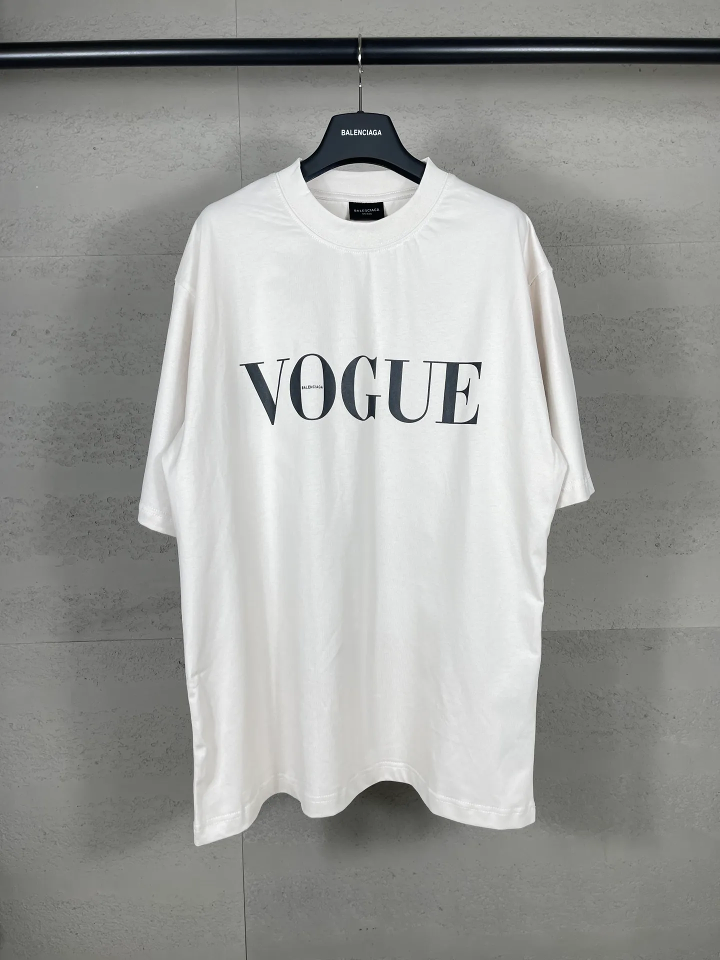 🅿️186 real shots [Top version. Official website quality] BALENCI*GA/Paris. SS24 new Balenciaga Vogue co-branded series. Front and rear LOGO direct-printed short-sleeved T-shirt. Brick cabinet synchronization. Genuine product developed at the first time, happy to print and compare! The fabric is made of Paris ZP custom-woven and dyed cotton double yarn. Weighing 260 grams, the cloth surface is clean. The cloth pattern is clear, soft and comfortable. The threads are dyed with no color difference. The printing is made of environmentally friendly imported materials with direct inkjet printing. The pattern letters are clear and the effect is three-dimensional. The version adopts OS loose shoulder style. Same style for men and women. Code: BL223399 Color: black, red, off-white Size: XS S M L