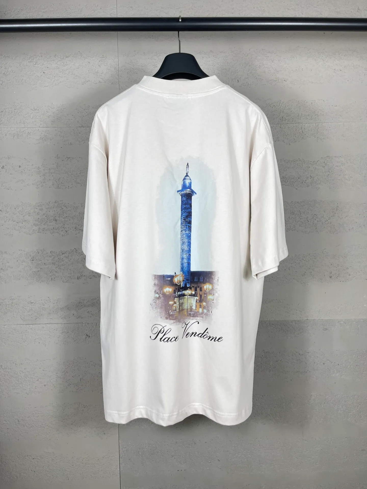 🅿️186 real shots [Top version. Official website quality] BALENCI*GA/Paris. SS24 new Balenciaga Vogue co-branded series. Front and rear LOGO direct-printed short-sleeved T-shirt. Brick cabinet synchronization. Genuine product developed at the first time, happy to print and compare! The fabric is made of Paris ZP custom-woven and dyed cotton double yarn. Weighing 260 grams, the cloth surface is clean. The cloth pattern is clear, soft and comfortable. The threads are dyed with no color difference. The printing is made of environmentally friendly imported materials with direct inkjet printing. The pattern letters are clear and the effect is three-dimensional. The version adopts OS loose shoulder style. Same style for men and women. Code: BL223399 Color: black, red, off-white Size: XS S M L