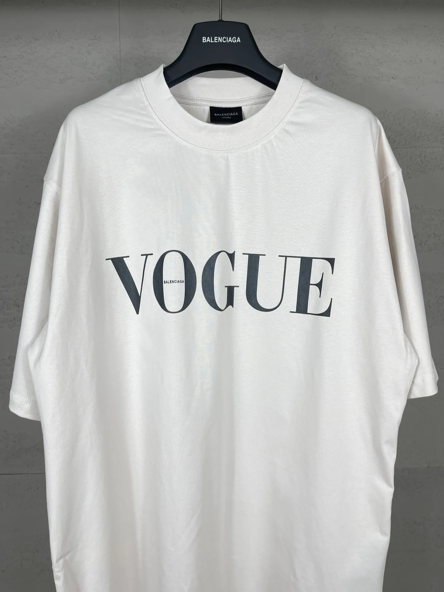 🅿️186 real shots [Top version. Official website quality] BALENCI*GA/Paris. SS24 new Balenciaga Vogue co-branded series. Front and rear LOGO direct-printed short-sleeved T-shirt. Brick cabinet synchronization. Genuine product developed at the first time, happy to print and compare! The fabric is made of Paris ZP custom-woven and dyed cotton double yarn. Weighing 260 grams, the cloth surface is clean. The cloth pattern is clear, soft and comfortable. The threads are dyed with no color difference. The printing is made of environmentally friendly imported materials with direct inkjet printing. The pattern letters are clear and the effect is three-dimensional. The version adopts OS loose shoulder style. Same style for men and women. Code: BL223399 Color: black, red, off-white Size: XS S M L