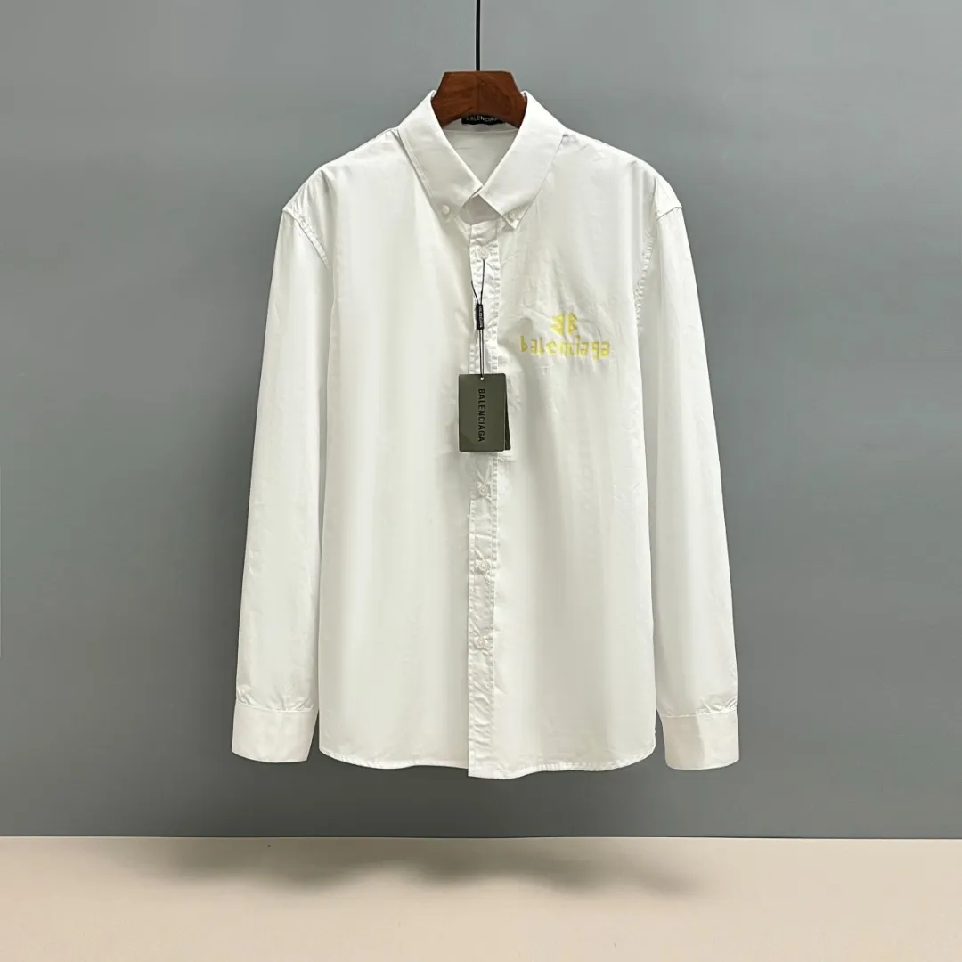 🅿️220 BALENCIAGA/Balenciaga early autumn thick plate printed shirt, customized classic 40-count plain weave imitation Tencel Paris shirt fabric, loose version, three-dimensional upper body, smooth and natural lines, from shoulder line to waistline to hem, smooth transition of lines, no unnecessary folds or accumulation, neat and stretchy overall, customized Paris logo engraved button-down, with Paris logo on the chest and large-area WI-FI printing on the back, the effect is three-dimensional, the printing completely fits the fabric There will be no problems such as color fading, peeling off, etc. Size: S M L XL