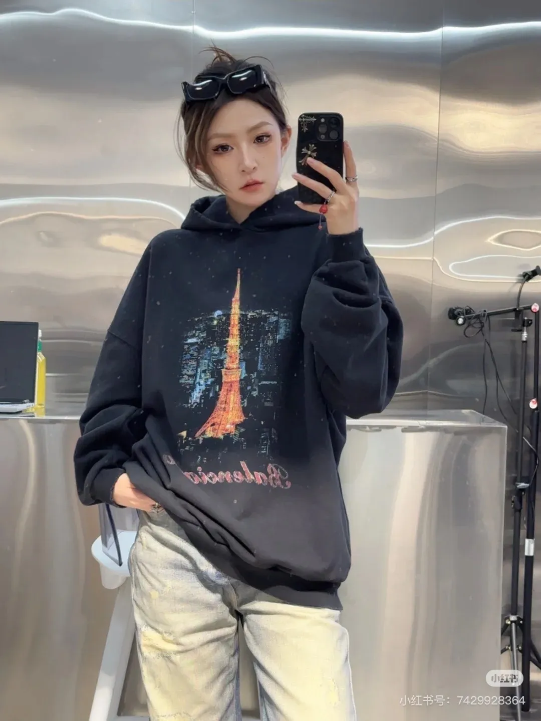 ♻️💯Upper body reference model picture❤️Top version 𝗕𝗮𝗹𝗲𝗻𝗰𝗶𝗮𝗴𝗮/Paris Letters 2024FW Japan Tokyo Tower limited edition front and back direct-print printing worn washed distressed hooded sweatshirt ✅No.1 quality in this market Real ceiling quality ✅All original development pictures pay attention to details to avoid mixed distribution of stolen pictures by merchants ✅Correct 450 custom-woven and custom-dyed 100% cotton double yarn compact cotton fabric, soft and comfortable ✅Imported Conley direct-injection printing color ZP consistent, clear and firm without hand feel ✅Custom-dyed threads, no color difference and no deformation, worn details consistent ZP ✅Ready-made garments washed and distressed, overweight craftsmanship, good color fastness, ZP consistent Here I will explain why I am a little more expensive than others, 1. It seems to be a simple printing or embroidery, but it is not simple at all. 10000% imported machine restoration, not just words. Welcome to compare with peers. 2. Each model is produced by the company, and the details of workmanship and fabrics are consistent with the original ones. It is guaranteed that there will be no color difference with the counters. Reproduction is not scary. Whoever is fake will be embarrassed. It’s not shameful to make a replica, it’s shameful if you can’t buy the correct version if you make a replica.  3. Note that the threaded collars are all original collars of certain countries and regions, with high wrapping. The width of the neckline and cabinets are accurate to the millimeter. Thick necklines are not easy to deform. The collars of high-end products are all restored cabinets. They are different from the big collars in the world. Ordinary garbage short-sleeves are printed with a print. The clavicle of the upper body is exposed. Please be patient. Customers who have bought genuine products or have seen genuine products will come back to place orders again. This is quality. This is quality. 4. Different styles of washed wheat main wheat, including imported wheat, have different colors and codes. Really restore the counter. As we all know, Balenciaga's collar labels in each quarter have different English or different colors. This distinguishes fast food from the world's same-colored main wheat washed wheat. 5. Pay attention to the workmanship. The stitching at the neckline has no folds, smooth and natural without overlapping lines, and truly restores this. This is something that many people cannot do. 6. The fabric is made of 450g Paris-specific double yarn. No one can make better fabrics than my family. There is really no way to compare it with the ordinary version on the market. Respect it. It is genuine and costs several thousand yuan. Don’t judge the quality of street stall products. 7. The workmanship is fully restored and the packaging is fully restored. The cost is huge. 8. I guarantee here that this is the highest quality you can find. Size: S-XL P:460