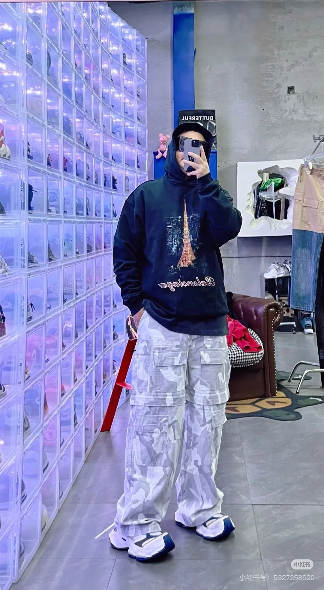 ♻️💯Upper body reference model picture❤️Top version 𝗕𝗮𝗹𝗲𝗻𝗰𝗶𝗮𝗴𝗮/Paris Letters 2024FW Japan Tokyo Tower limited edition front and back direct-print printing worn washed distressed hooded sweatshirt ✅No.1 quality in this market Real ceiling quality ✅All original development pictures pay attention to details to avoid mixed distribution of stolen pictures by merchants ✅Correct 450 custom-woven and custom-dyed 100% cotton double yarn compact cotton fabric, soft and comfortable ✅Imported Conley direct-injection printing color ZP consistent, clear and firm without hand feel ✅Custom-dyed threads, no color difference and no deformation, worn details consistent ZP ✅Ready-made garments washed and distressed, overweight craftsmanship, good color fastness, ZP consistent Here I will explain why I am a little more expensive than others, 1. It seems to be a simple printing or embroidery, but it is not simple at all. 10000% imported machine restoration, not just words. Welcome to compare with peers. 2. Each model is produced by the company, and the details of workmanship and fabrics are consistent with the original ones. It is guaranteed that there will be no color difference with the counters. Reproduction is not scary. Whoever is fake will be embarrassed. It’s not shameful to make a replica, it’s shameful if you can’t buy the correct version if you make a replica.  3. Note that the threaded collars are all original collars of certain countries and regions, with high wrapping. The width of the neckline and cabinets are accurate to the millimeter. Thick necklines are not easy to deform. The collars of high-end products are all restored cabinets. They are different from the big collars in the world. Ordinary garbage short-sleeves are printed with a print. The clavicle of the upper body is exposed. Please be patient. Customers who have bought genuine products or have seen genuine products will come back to place orders again. This is quality. This is quality. 4. Different styles of washed wheat main wheat, including imported wheat, have different colors and codes. Really restore the counter. As we all know, Balenciaga's collar labels in each quarter have different English or different colors. This distinguishes fast food from the world's same-colored main wheat washed wheat. 5. Pay attention to the workmanship. The stitching at the neckline has no folds, smooth and natural without overlapping lines, and truly restores this. This is something that many people cannot do. 6. The fabric is made of 450g Paris-specific double yarn. No one can make better fabrics than my family. There is really no way to compare it with the ordinary version on the market. Respect it. It is genuine and costs several thousand yuan. Don’t judge the quality of street stall products. 7. The workmanship is fully restored and the packaging is fully restored. The cost is huge. 8. I guarantee here that this is the highest quality you can find. Size: S-XL P:460