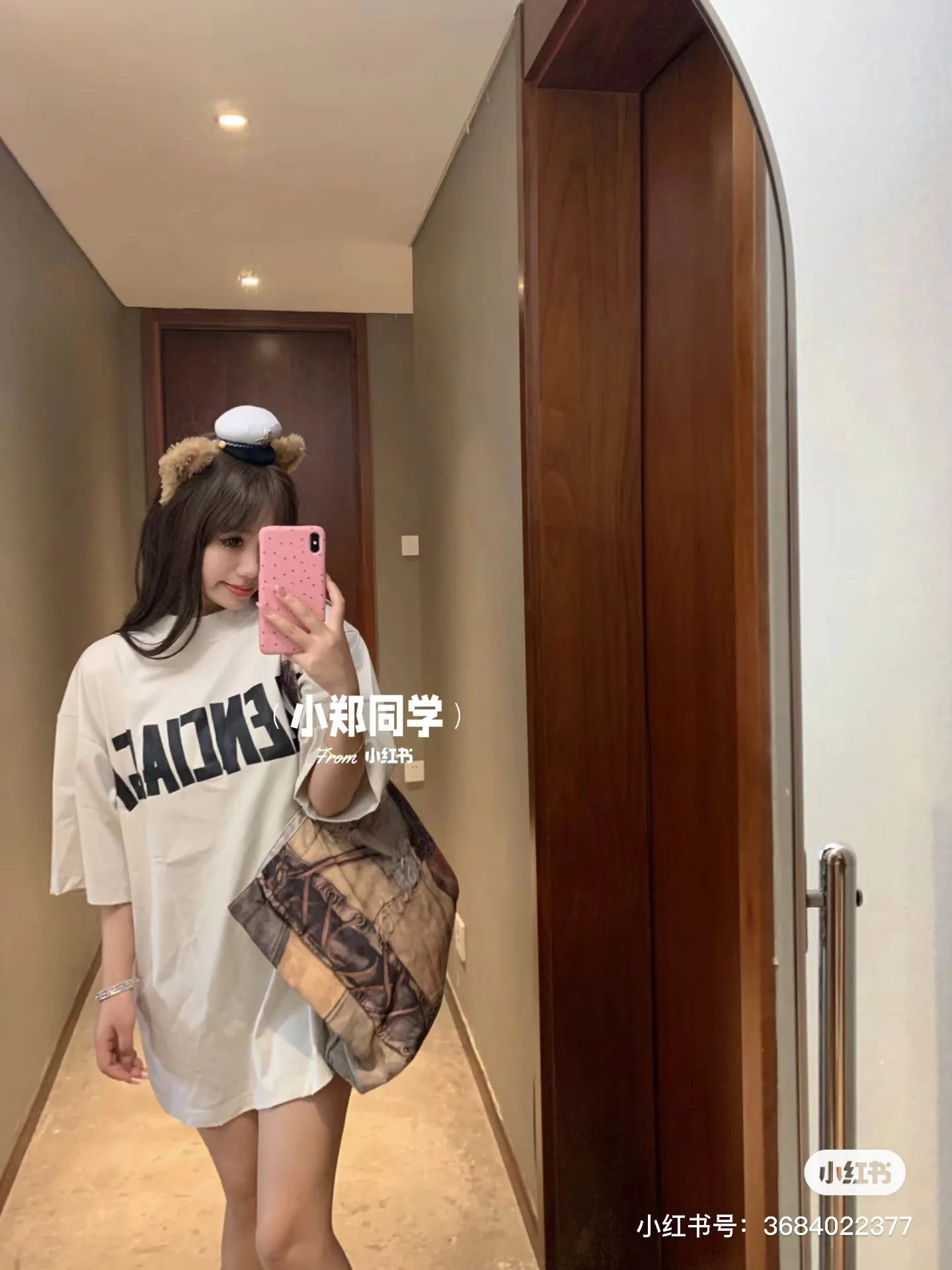 ♻️💯Upper body reference model picture❤️【New arrival】Top version - BALENCIAGA - Masking tape short-sleeved T-shirt. The original development of custom-woven fabric technology and washing treatment. High-gram weight 300g fabric, full texture, clean cloth surface, soft and comfortable. Solona thread custom-dyed without color difference. The fabric is made of 16s single yarn combed cotton plain weave. The original is custom-dyed in gray and black, and the front panel is printed using an elliptical machine screen + digital direct inkjet integrated machine. Imported environmentally friendly glue + transparent slurry is used as a base and the digital slurry is scraped twice. The color is printed using digital direct inkjet printing. According to the original refined artwork, the color is deepened at the connection position of the letters. The overall visual effect is like a hand-made decal on textured paper. The back panel is printed with fluorescent ink, and all the blurred strokes are hand-painted at the connecting positions of the letters, making the letters more three-dimensional in the overall visual effect. The ready-made garments are manually frayed + cut to make holes, and softeners are added to sand-wash, stir-fry, make the color old and soft. os dropped shoulders, loose version, same style for men and women. Color: Reactive White Size: XS-L P:280